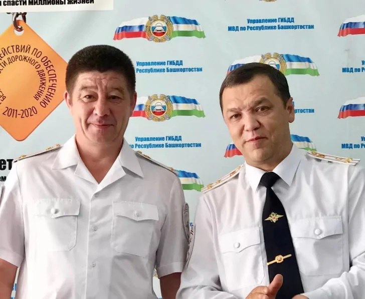 Золотого гаишника приговорили к 18 5 года колонии строгого режима В Уфе вынесли приговор бывшему начальнику межрайонного регистрационно экзаменационного отдела ГИБДД Башкирии Ильдусу Шайбакову на фото слева Суд назначил ему 18 5 лет лишения свободы в колонии строгого режима со штрафом 2 5 млн рублей Также он лишен звания подполковника полиции и права занимать должности в правоохранительных органах на 9 лет сообщает РБК Вместе с ним осужден его заместитель Айдар Гиндуллин получивший 17 5 лет строгого режима штраф 2 млн рублей и лишение звания майора полиции По версии следствия Шайбаков и его подчиненные организовали систему взяток при сдаче экзаменов на права Будущие водители платили от 14 до 40 тысяч рублей за выдачу удостоверений без фактической проверки знаний Установлено более 50 эпизодов Шайбаков был задержан в 2022 году после года в бегах В ходе расследования у его родственников конфисковали активы на 40 млн рублей коммерческие здания квартиру два внедорожника и валюту Обратная связь Подписаться Подписаться в MАХ