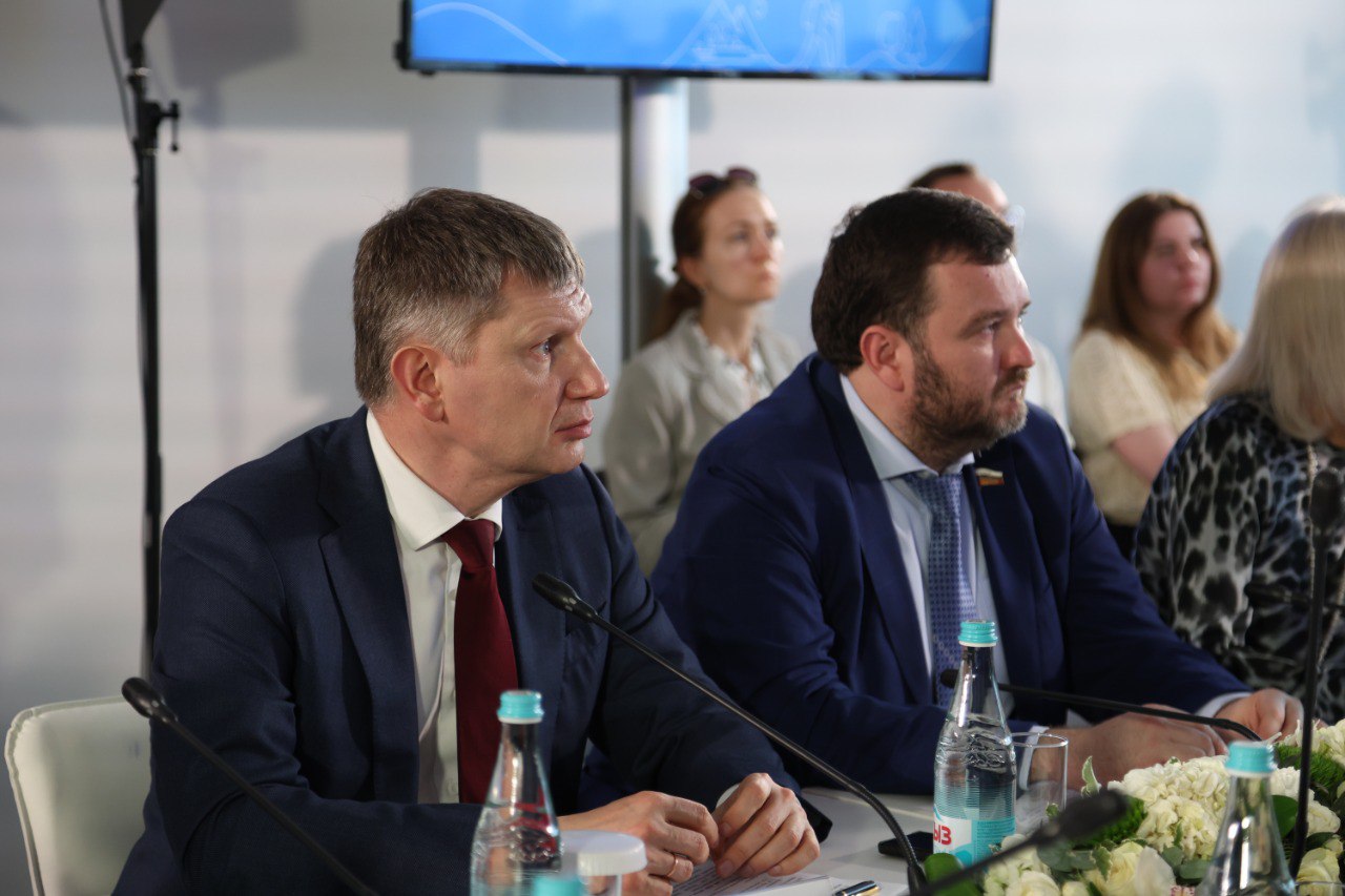 Реформа системы классификации должна создать равные условия для работы бизнеса Об этом на первом заседании Совета по классификации в рамках форума «Путешествуй!» рассказал Министр экономического развития Максим Решетников. По его словам, в повестку работы Совета войдут все ключевые вопросы, от которых зависит доверие туристов: от жалоб на гостиницы до приостановки «звёзд» и подготовки экспертов по классификации. Ключевые пункты совещания: Все объекты размещения должны быть в реестре Росаккредитации Те объекты, которые были включены еще в предыдущую версию реестра, до 1 января 2025 года, также должны пройти самооценку С 1 сентября без записи в реестре нельзя будет размещаться на агрегаторах. Такие карточки будут заблокированы Ведётся работа над внесением ответственности за нарушения в КоАП: поправки планируют принять до конца июня, вступят в силу к сентябрю К системе подключены 513 экспертов по классификации и 282 сотрудника органов власти из 84 регионов «К настоящему моменту прошли самооценку более 6 тыс. средств размещения. Среди них почти 2,6 тыс. объектов вышли из тени и начали работать в правовом поле. Сейчас в среднем в день проходят самооценку около 150 средств размещения», — отметил руководитель Росаккредитации Назарий Скрыпник. На заседании Совета представители бизнеса отметили, что процедура самооценки оказалась простой и понятной: всё проходит онлайн, с пошаговой инструкцией и быстрой загрузкой документов. Самое трудоёмкое — сфотографировать объект в приложении «Мобильный инспектор». «В остальном — это завтрашний день». Подробнее по ссылке.
