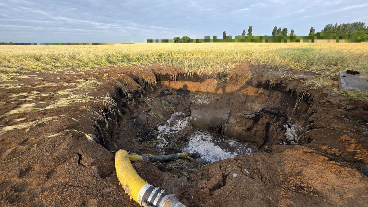 Работы по устранению аварии на магистральном водоводе в Одессе продолжаются — вернуть воду в дома горожан планируют к 22:00. По информации «Инфоксводоканала», за ночь коммунальщики расчистили котлован и добрались до повреждённого участка. Сейчас ведутся восстановительные работы, которые, по предварительным оценкам, завершатся ближе к вечеру. Напомним, из-за аварии значительная часть города по-прежнему остаётся без водоснабжения.