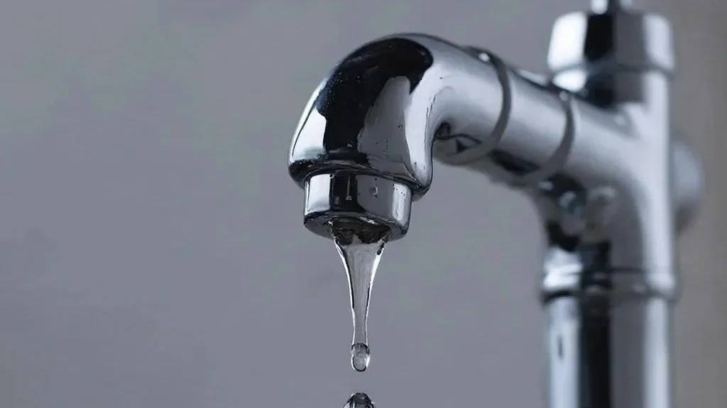 В Избербаше временно отключено водоснабжение из за пожара на насосной станции В ночь на 25 февраля в поселке Ачи Су на насосной станции второго подъема загорелся трансформатор что привело к полному прекращению подачи воды в город Избербаш Аварийные бригады оперативно прибыли на место и ведут работу по устранению последствий Ожидается что водоснабжение будет восстановлено к 17 00 ч сегодняшнего дня