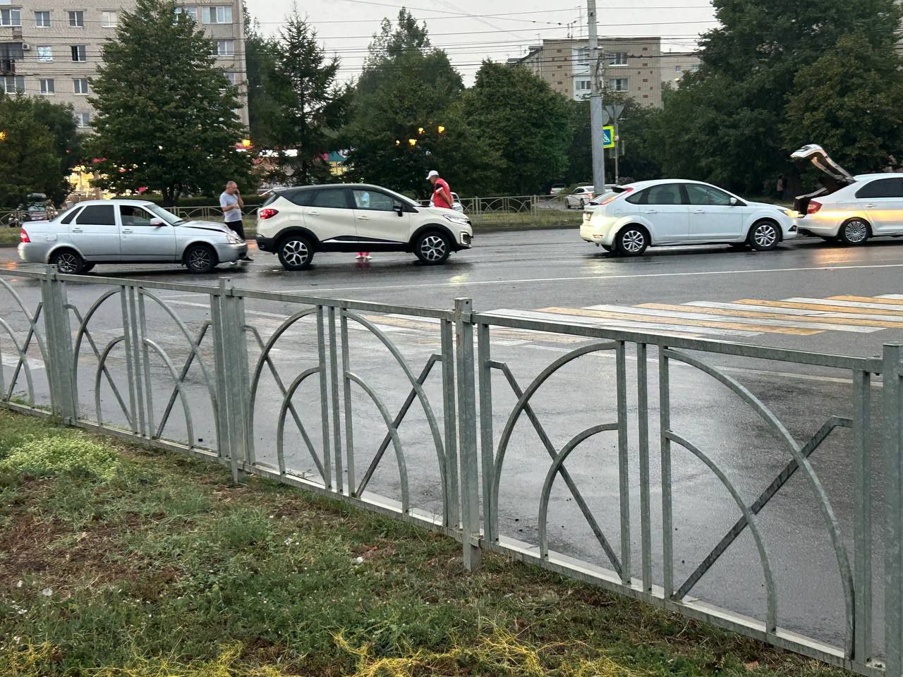 Сразу две аварии произошли в одном ряду на улице Доваторцев на расстоянии в три метра друг от друга.  Первый автомобиль пропускал Скорую , двигавшуюся по улице Серова с включённой сиреной, второй не успел затормозить. Третий успел остановиться перед аварией, но его догнал четвертый.  Уважаемые автолюбители, соблюдайте дистанцию!    "Вечерний Ставрополь" -  .
