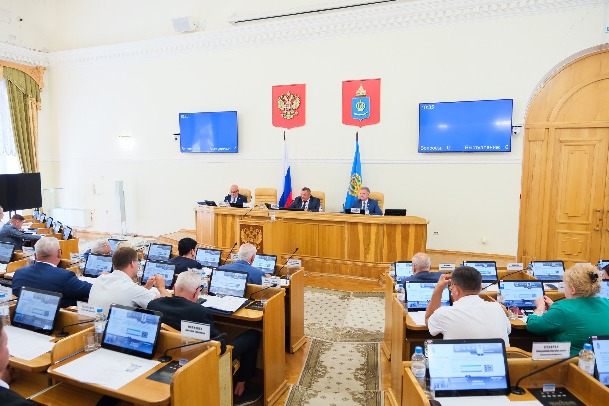Сегодня 28 августа состоялось заседание Думы Астраханской области под председательством спикера регионального парламента Игоря Мартынова в котором приняла участие зампред Правительства Астраханской области министр финансов Елена Рязанова Депутаты единогласно одобрили в двух чтениях изменения в статью 21² Закона Астраханской области О бюджетном процессе в Астраханской области а также рассмотрели и приняли отчет об исполнении областного бюджета за первое полугодие 2025 года