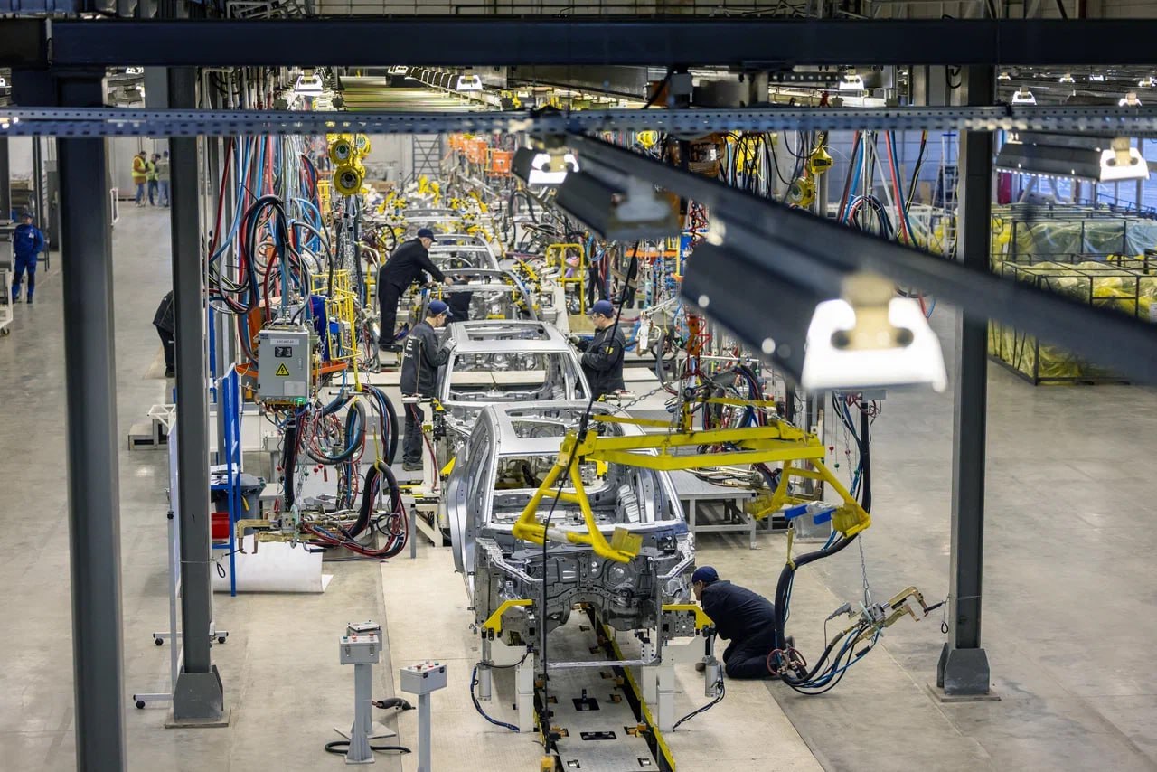 Авторынок разгон на локализацию На российском авторынке растет доля локализованных автомобилей за счет новых отечественных брендов выпускаемых в партнерстве с китайскими корпорациями Пока локализация находится на начальном уровне но для сохранения преференций производителям предполагается более широко использовать отечественные компоненты По подсчетам аналитического агентства Commonwealth Partnership CMWP в настоящее время на территории РФ функционируют 17 автомобильных заводов из них 11 специализируются на производстве легковых авто четыре занимаются сборкой грузовых марок а два завода выпускают как грузовые так и легковые автомобили При этом восемь из них ранее находились в собственности иностранных компаний и сейчас почти все они пытаются развиваться уже при новых российских собственниках Эксперты указывают что в производстве ряда типов автокомпонентов российским производителям удается завоевывать значимые позиции это относится например к автомобильным шинам стеклам аккумуляторам выхлопным системам отдельным пластиковым и резинотехническим изделиям Но отечественные предприятия еще не готовы конкурировать с импортом в таких категориях деталей как электроника мультимедийные и тормозные системы ряд элементов двигателя и подвески фары и пр Однако в ближайшее время в России можно ожидать дальнейшей локализации выпуска автомобилей а также прихода в эту сферу новых компаний Мы полагаем что локализация будет углубляться и основной фокус будет на замене критически важных компонентов Главным вызовом является локализация производства автоэлектроники это сложная но реализуемая задача при условии поддержки от дружественных стран в первую очередь Китая и Индии прогнозирует Андрей Орлов младший партнер консалтинговой компании TRIADA Partners Монокль главное о русском бизнесе и не только Подписаться