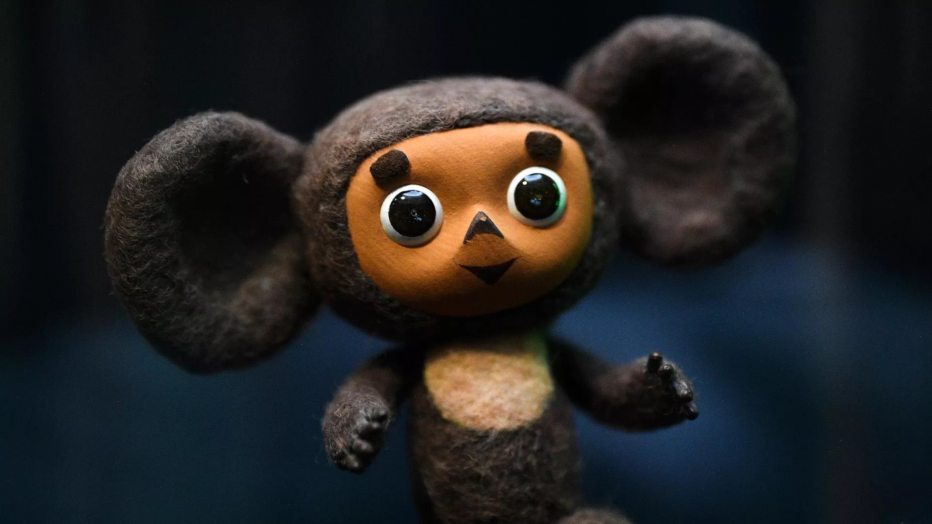 Глава комитета по бюджету и налогам Госдумы Андрей Макаров в шутливой форме рассказал о национальности мультипликационного героя Чебурашки Мысли о национальности героя мультфильма он высказал в связи с рассмотрением в Госдуме поправок ко второму чтению законопроекта о федеральном бюджете на 2026 2028 годы парламентарии обсуждали поправку о финансировании конкурса Родная игрушка А Чебурашку можно Давайте хоть до него няшки дадим А вы помните откуда в Советский Союз привозили Была единственная страна из которой завозили апельсины Не помните откуда Из Израиля завозили Чебурашка то еврей цитирует его РИА Новости В ответ на комментарий другого депутата о марокканских мандаринах Макаров вновь подчеркнул что в истории Чебурашки речь шла именно об апельсинах А апельсины можете проверить испанские к нам не приезжали Чебурашка не испанец В общем отечественную игрушку тоже поддерживаем сказал он