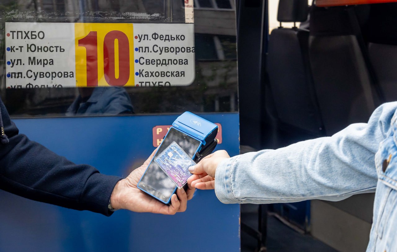 Валидаторы в междугородних маршрутках установят в июне АСОП уже работает в Тирасполе и Бендерах, на подходе Рыбница, затем Дубоссары, Каменка и Григориополь. Для гостей республики доступна предоплаченная бесконтактная карта от Агропромбанка, без счета и регистрации, с возможностью пополнения. Также скоро появится мобильное приложение для отслеживания транспорта в реальном времени. Пресс-служба Правительства