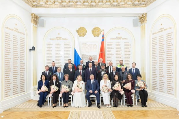 В зале Воинской и Трудовой Славы губернатор Волгоградской области Андрей Бочаров вручил госнаграды представителям самых разных профессий Орденами медалями и почётными званиями отмечены врачи аграрии работники культуры спорта образования журналисты спасатели ветераны представители духовенства всего 25 жителей региона Андрей Бочаров Ваши труды и таланты служат людям поддерживают неразрывную связь поколений жителей нашей большой многонациональной страны Для меня сегодня большая честь от имени Президента Российской Федерации от имени жителей Волгоградской области вручить вам высокие государственные награды И конечно поздравить вас ваши семьи ваших родных и близких ваши трудовые коллективы и всех жителей Волгоградской области с наступающим Новым 2025 годом и Рождеством Христовым