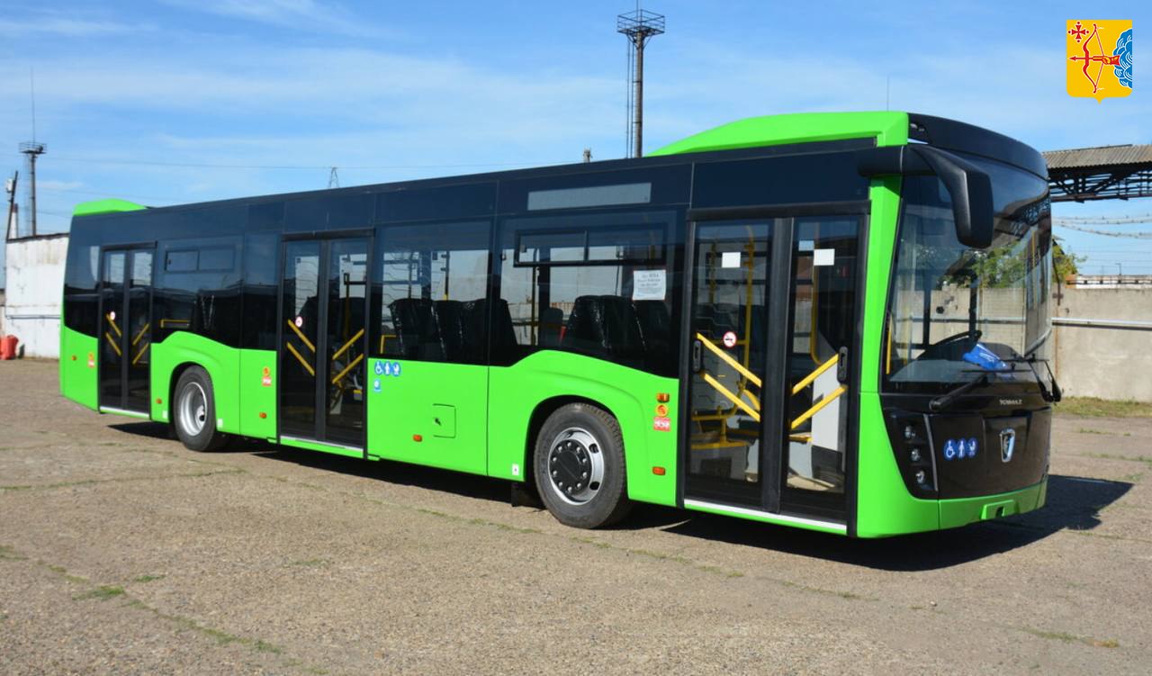 В Кировскую область поступят 50 новых автобусов Они будут работать на газомоторном топливе Поставка новых автобусов пройдет в рамках льготного лизинга от Государственной транспортной лизинговой компании Новые автобусы будут использоваться на регулярных маршрутах в городе Кирове По поручению губернатора Александра Соколова вводится единая цветовая гамма для всего общественного транспорта В ходе проведённых обсуждений детального анализа и соответствия нормативным требованиям и документам были проработаны различные цветовые решения Новые автобусы будут оформлены в зелёной цветовой гамме рассказали в министерстве транспорта Кировской области Закупка новых автобусов соответствует целям национального проекта Инфраструктура для жизни Подписывайтесь на канал Кировской области в MAX