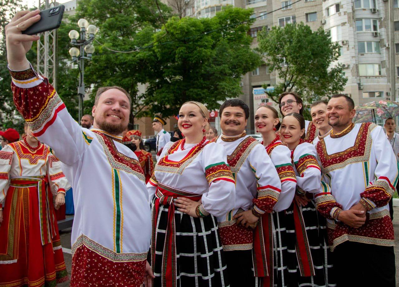 Благовещенцев приглашают присоединиться к VII Всероссийскому конкурсу лучших практик в сфере национальных отношений Конкурс призван выявить интересные и перспективные инициативы для дальнейшей поддержки и тиражирования лучших практик направленных на упрочение общероссийского гражданского самосознания и духовной общности многонационального народа России гармонизацию межнациональных отношений а также сохранение и развитие этнокультурного многообразия народов нашей страны Подать заявку на VIII Всероссийский конкурс можно на платформе сбора заявок конкурсы рф до 20 октября 2025 г Инициатор и организатор Конкурса Автономная некоммерческая организация Ресурсный центр в сфере национальных отношений в партнерстве с Комиссией Общественной палаты Российской Федерации по межнациональным межрелигиозным отношениям и миграции Международным союзом неправительственных организаций Ассамблея Народов Мира Общероссийским общественным движением Сотворчество народов во имя жизни Сенежский форум Конкурс проводится при поддержке Федерального агентства по делам национальностей Совета при Президенте Российской Федерации по межнациональным отношениями и Фонда развития цифровых технологий в социальной сфере Подробная информация на странице конкурса