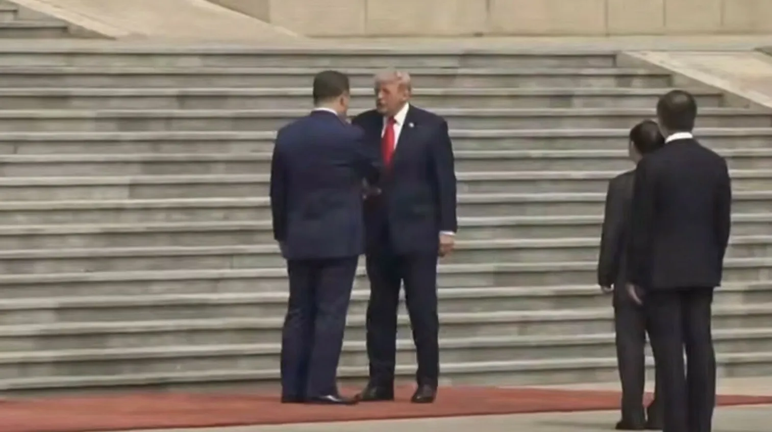 В Китае стартовали переговоры Трампа и Си Цзиньпина Президент США Дональд Трамп и председатель КНР Си Цзиньпин начали двухдневные переговоры в Пекине Лидеры обсуждают торговлю технологии Тайвань и отношения между двумя крупнейшими экономиками мира передает ArbatMedia По данным CNN это первый государственный визит американского лидера в Китай за последние девять лет Во время встречи Трамп заявил что между ним и Си Цзиньпином сложились хорошие отношения По его словам стороны ранее уже находили решения сложных вопросов через прямой диалог Си Цзиньпин в свою очередь подчеркнул что отношения Китая и США должны строиться на взаимной выгоде Он заявил что противостояние между странами может нанести ущерб обеим сторонам Китайский лидер также отметил важность стабильности в Тайваньском проливе и призвал избежать так называемой ловушки Фукидида сценария при котором соперничество крупных держав приводит к конфликту Ожидается что переговоры продлятся два дня Прислать новость