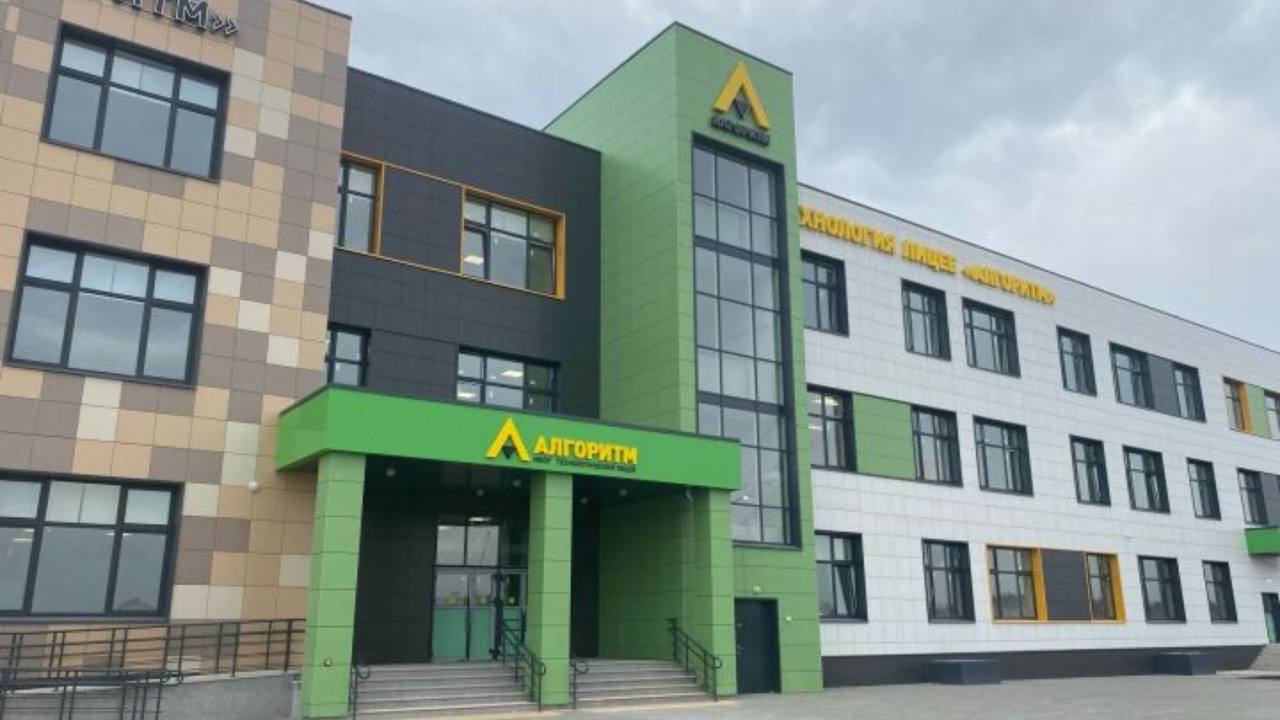 Школьник напоил одноклассников реактивами в Татарстане В деревне Куюки ученик седьмого класса принес на уроки вещества из игрового химического набора В какой то момент мальчик подмешал их в напиток и предложил троим одноклассникам выпить зелье после чего им стало плохо сообщила администрация Пестречинского района Неизвестно чем бы закончилась эта история но руководство школы среагировало оперативно Детей отправили в больницу сейчас их жизни и здоровью ничего не угрожает Устанавливаются все обстоятельства произошедшего Ситуация находится на особом контроле руководства района Подпишитесь на Абзац TG VK Дзен MAX Rutube