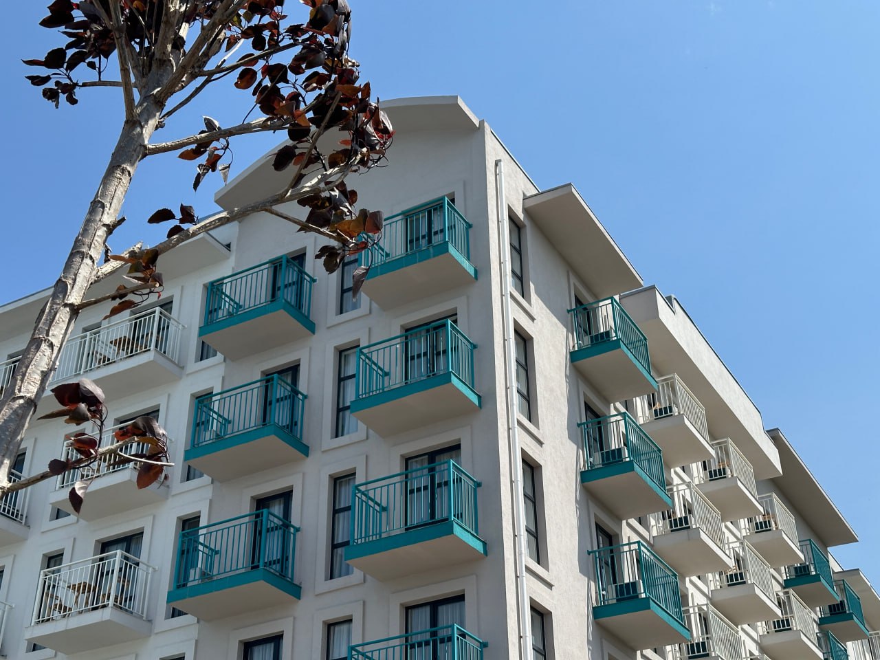 Эксперт назвал основные проблемы легализации гостевых домов на Кубани Основными проблемами являются сложности с классификацией объектов из за земельных вопросов За три месяца эксперимента по легализации гостевых домов на Кубани в реестр внесли 3 4 тысяч средств размещения что составляет 72 от планового показателя 4 7 тысяч гостевых домов Лидером по числу включенных в реестр объектов стал Сочи где процедуру уже прошли 1 3 тысяч таких домов Основным препятствием для прохождения классификации служит несоответствие видов разрешенного использования земли под зданиями гостевых домов что строго требуется законодательством Для этих целей разрешается использовать участки под индивидуальное жилищное строительство ИЖС для ведения личного подсобного хозяйства или ведения садоводства сказала президент ассоциации профессионалов индустрии гостеприимства Ростовской области Елена Папиж Экономикавпечатлений РБК Юг и Северный Кавказ в MAX