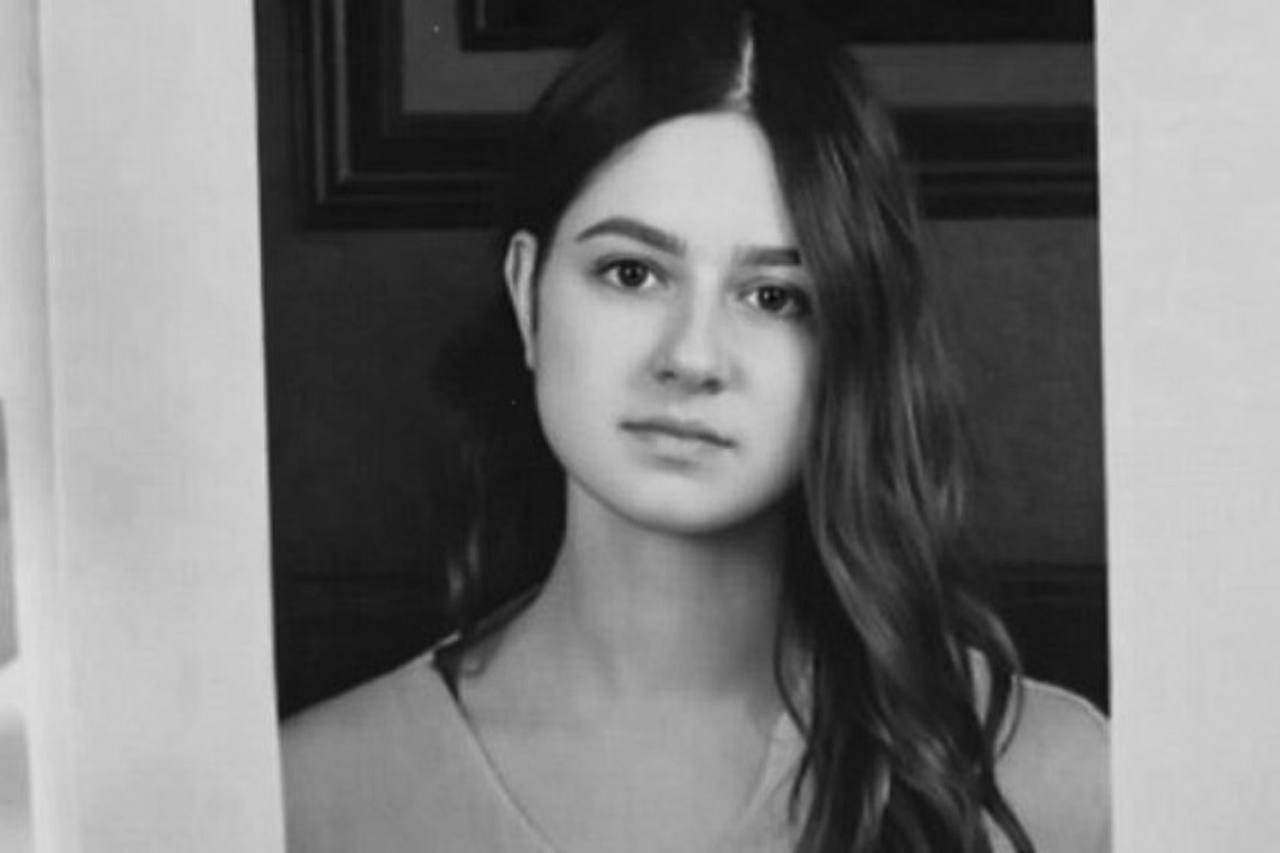 Умерла девушка пострадавшая при атаке беспилотника в Батайске В дом семьи Насридиновых обломки БПЛА попали 18 декабря начался пожар Мать в итоге от серьёзных ранений погибла 17 летняя Дарья получила обширные ожоги Как пишет Батайск город ей сделали операцию и в начале января девушке даже стало немного лучше но неделю назад состояние опять резко ухудшилось На фоне тяжёлых ожогов у неё развился сепсис Врачи боролись за жизнь девушки до последнего но вчера вечером Даша умерла Фото Батайск город Подписывайтесь на МАХ присылайте новости