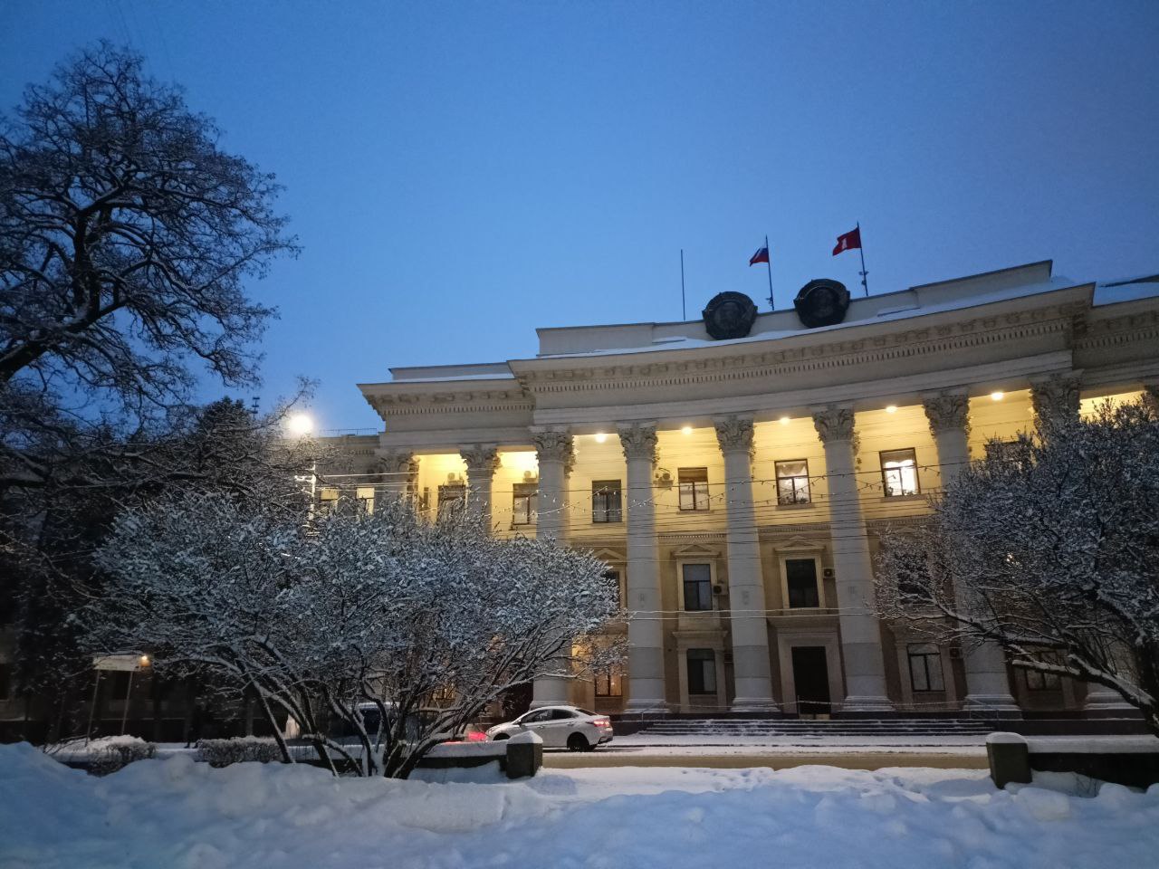 Губернатор с нового года перераспределил полномочия между своими замами  Заместители  губернатора в январе займутся новой для них работой: Андрей Бочаров решил перераспределить полномочия между ними. Сегодня же он продлил полномочия своего зама Юрия Седова.  Кто теперь за что отвечает:    первый заместитель Александр Дорждеев - за деятельность председателя комитета транспорта и дорожного хозяйства и председателя комитета информационных технологий,    первый заместитель Валерий Бахин  - за деятельность председателя комитета молодежной политики,    заместители  Лариса Савина и Геннадий Шевцов - за координацию деятельности председателя комитета молодежной политики,      вице-губернатор, руководитель аппарата губернатора Евгений Харичкин – за координацию деятельности председателя комитета информационных технологий.    заместитель губернатора Анна Писемская – за деятельность председателя комитета архитектуры и градостроительства, координировать деятельность этого комитета будет и зам губернатора Юрий Седов.