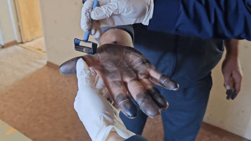 В Уссурийске сотрудники уголовного розыска задержали подозреваемого в грабежах Сотрудники отдела уголовного розыска в результате оперативно розыскных мероприятий задержали ранее судимого 39 летнего местного жителя подозреваемого в совершении двух грабежей на территории города Уссурийска Ранее в дежурную часть отдела МВД России по г Уссурийску с заявлением о грабеже обратилась местная жительница Она рассказала что пригласила к себе в гости малознакомого мужчину который после застолья сорвал с нее две золотые цепочки стоимостью свыше 200 000 рублей и похитив мобильный телефон скрылся Прибывшие на место происшествия полицейские обнаружили и изъяли следы пальцев рук оставленные гостем в квартире заявительницы По базам данных личность злоумышленника оперативно была установлена  Сотрудники уголовного розыска задержали подозреваемого В ходе работы оперативники установили причастность задержанного к ранее совершенному грабежу около кафе расположенного на улице Некрасова Злоумышленник во время разговора с незнакомой девушкой отдыхающей в кафе сорвал с нее ювелирные украшения стоимостью свыше 100 000 рублей Похищенным имуществом подозреваемый успел распорядиться по своему усмотрению По факту грабежей в следственном отделе возбуждены уголовные дела по статье 161 Уголовного кодекса Российской Федерации