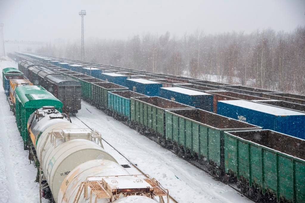 Погрузка составила свыше 2 млн тонн в январе Погрузка на Горьковской железной дороге составила 2 1 млн тонн в январе 2026 года Это на 1 8 меньше показателя за первый месяц 2025 года   Положительная динамика сохраняется по нефти и нефтепродуктам которые составляют основную долю в отправлении грузов на магистрали Погрузка выросла на 10 3 920 1 тыс тонн Возобновился рост отправки таких номенклатур как зерно нового урожая на 66 7 лесные грузы на 7 5 химикаты и сода на 0 3 На показатели по прежнему влияют внешние негативные факторы что привело к уменьшению отправки черных металлов на 42 3 цемента на 17 3 промсырья и формовочных материалов на 11 7 химических и минеральных удобрений на 2 9