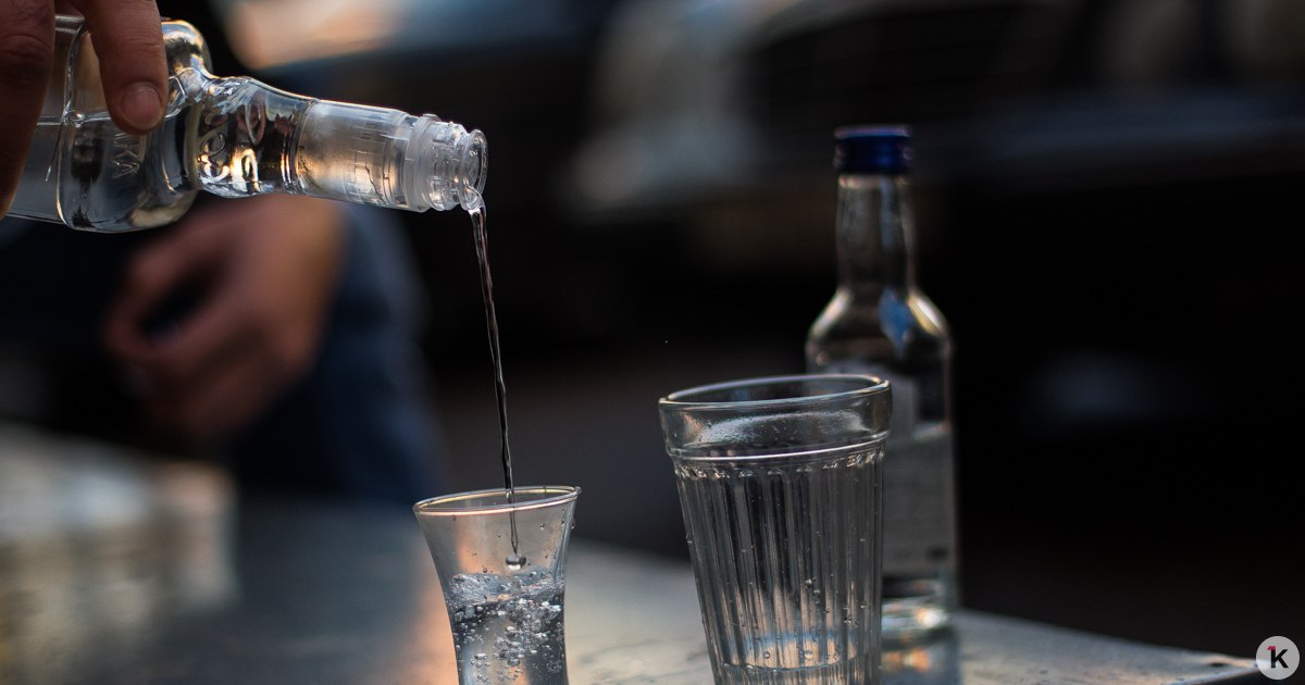 Депутаты Госдумы выступили против эксперимента по онлайн продаже алкоголя табака энергетиков по биометрии В Госдуме выступили против эксперимента по онлайн продаже алкоголя табака энергетиков по биометрии Об этом сообщает ТАСС со ссылкой на заявление первого замруководителя фракции Справедливая Россия Дмитрия Гусева Центр биометрических технологий планирует запустить пилотный проект по онлайн продаже товаров 18 с использованием биометрической идентификации Более того хотят начать эксперимент по продаже российского вина через маркетплейсы во втором третьем кварталах 2026 год Однако большинство депутатов Госдумы не согласились с этим Большинство депутатов которые были на совещании высказались не только против онлайн продажи алкоголя табака вейпов энергетиков и других веществ но и против того чтобы этот эксперимент начинался Потому что это неизменно приведёт к тому что будет рост употребления алкоголя табака и других запрещённых веществ сказал Гусев В России реализуют концепцию правительства по сокращению употребления алкоголя на период до 2030 года По словам депутата категорически против эксперимента выступили представители Минздрава РФ МВД России Минпромторга РФ а также родительское сообщество