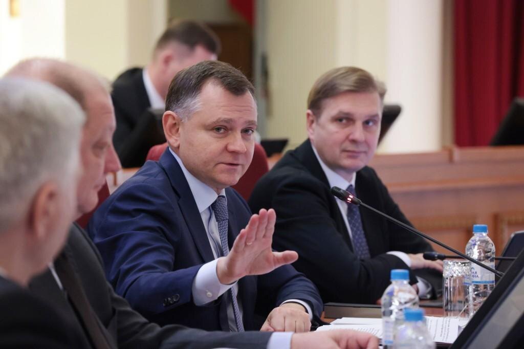 Губернатор поручил провести анализ трудоустройства ветеранов СВО в Ростовской области Губернатор Ростовской области Юрий Слюсарь распорядился провести подробный анализ эффективности деятельности органов власти региона по трудоустройству ветеранов специальной военной операции Такое поручение последовало после представления отчета о положении на рынке труда Эта ситуация требует серьезного подхода поскольку нам предстоит решать крупные задачи по трудоустройству большого числа участников специальной военной операции Необходимо проанализировать ситуацию детально определить общее число ветеранов количество трудоустроенных численность тех кто ищет работу Это важный межведомственный вопрос и подготовка должна быть основательной возможно потребуется принять дополнительные меры заявил Слюсарь Кроме того губернатор указал на подготовку законопроекта предусматривающего обязательное резервирование рабочих мест для ветеранов боевых действий Такой закон планируется разработать именно благодаря данному исследованию Хотя общая безработица в области остается низкой менее 0 3 а рынок труда располагает примерно 40 тысячами открытых позиций проблемы трудоустройства участников СВО остаются значительными Сейчас в центрах занятости трудоустроилось только 67 обращавшихся ветеранов а новыми профессиями овладели лишь пятеро Руководитель регионального отделения фонда помощи участникам специальных операций Защитники Отечества Татьяна Карасёва пояснила что многие ветераны отказываются от предложений вакансий даже с зарплатой в диапазоне 70 90 тысяч рублей предпочитая искать альтернативные варианты Причина заключается в отсутствии постоянного заработка особенно при наличии семьи Чтобы решить этот вопрос фонд разрабатывает индивидуальные программы содействия каждому участнику СВО