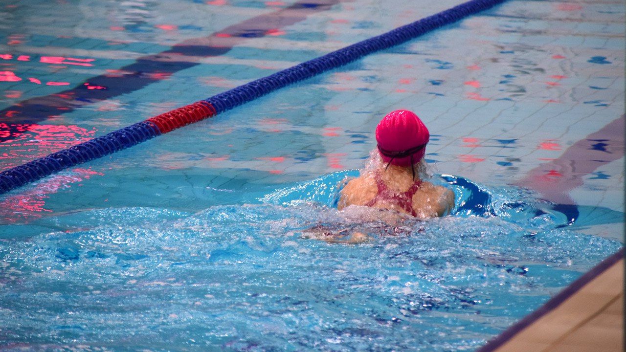 Налоговый вычет за спорт что изменилось в 2026 году С этого года расширились возможности для получения налогового вычета за физкультурно оздоровительные услуги Теперь оформить его можно не только на себя и детей но и на родителей пенсионеров Налоговый вычет позволяет вернуть часть уплаченного налога на доходы физических лиц НДФЛ за расходы связанные с физической активностью например занятия в фитнес клубах бассейнах и спортивных секциях Какую сумму можно вернуть За 2023 и 2024 годы можно вернуть 13 расходов с 2025 го от 13 до 22 в зависимости от налоговой ставки Предельная сумма от которой рассчитывается вычет с 2024 года составляет 150 тысяч рублей в год следовательно при ставке 13 удастся получить максимум 19 5 тысячи рублей и 33 тысячи рублей при ставке 22 Стоит учитывать что лимит включает в себя и другие социальные расходы на лечение образование страхование исключая обучение детей Речь идет о ситуации когда оформляется сразу несколько видов вычетов Что изменилось в 2026 году Начиная с этого года в вычет можно будет включить траты на спорт для своих родителей пенсионного возраста Например если они посещают бассейн тренажерный зал и т д Условия остаются прежними а лимит для вычета общий 150 000 рублей в год говорится на портале Объясняем рф Мера новая оформить налоговый вычет на спорт для родителей получится только с расходов 2026 года Как оформить налоговый вычет за спорт Чтобы воспользоваться льготой важно убедиться что организация или тренер есть в перечне Минспорта России который ежегодно обновляется Запросите в спортивной организации справку об оплате чек и договор Предоставьте реквизиты банковского счета для перечисления денег Подайте документы в ФНС через личный кабинет на сайте приложение или в отделении Вычет можно оформить по итогам года при подаче декларации 3 НДФЛ в течение года у работодателя в упрощенном порядке через заявление в личном кабинете на сайте ФНС Подписывайтесь на Вести Южный Урал в MAХ