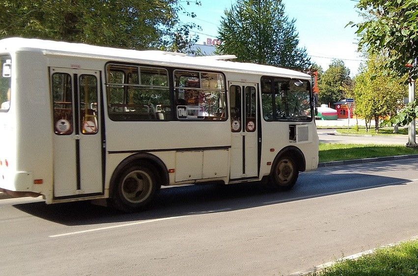 В Тульской области может увеличиться стоимость проезда в общественном транспорте Тульские перевозчики просят увеличить стоимость проезда в общественном транспорте. Письмо от нескольких компаний поступило в адрес областной организации профсоюза работников транспорта и дородного хозяйства, а также в региональное министерство транспорта и дорожного хозяйства. Перевозчики объясняют необходимость индикации ростом цен на горюче-смазочные материалы и запасные части, стоимостью обновления подвижного состава, дефицитом водителей и т.д. Компании столкнулись с экономическими сложностями, что может негативно повлиять на движение транспорта. Транспортные компании попросили региональный Минтрас рассмотреть возможную индексацию тарифов на 40%. Источник