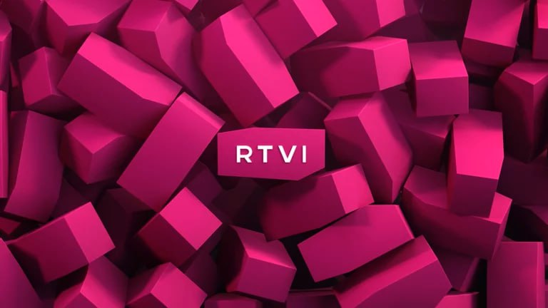 RTVI запустился в сети французского телеком-провайдера FREE Канал RTVI начал вещание в базовом пакете крупнейшего французского телеком-провайдера FREE, входящего в состав холдинга Iliad Group. В 2024 году общее количество фиксированных абонентов FREE во Франции достигло 23 млн. «Запуск RTVI в сети FREE подтверждает востребованность нашего контента среди международной русскоязычной аудитории и открывает новые возможности для роста. В условиях продолжающейся турбулентности на медиарынке — сокращения присутствия российских СМИ в мире и закрытия финансируемых Америкой каналов — RTVI не только сохраняет устойчивость, но и занимает лидирующие позиции», — отметил CEO группы медиакомпаний RTVI Дмитрий Сурьянинов. В ближайших планах RTVI — дальнейшая экспансия в Европе, включая расширение в Италии. Подписывайтесь