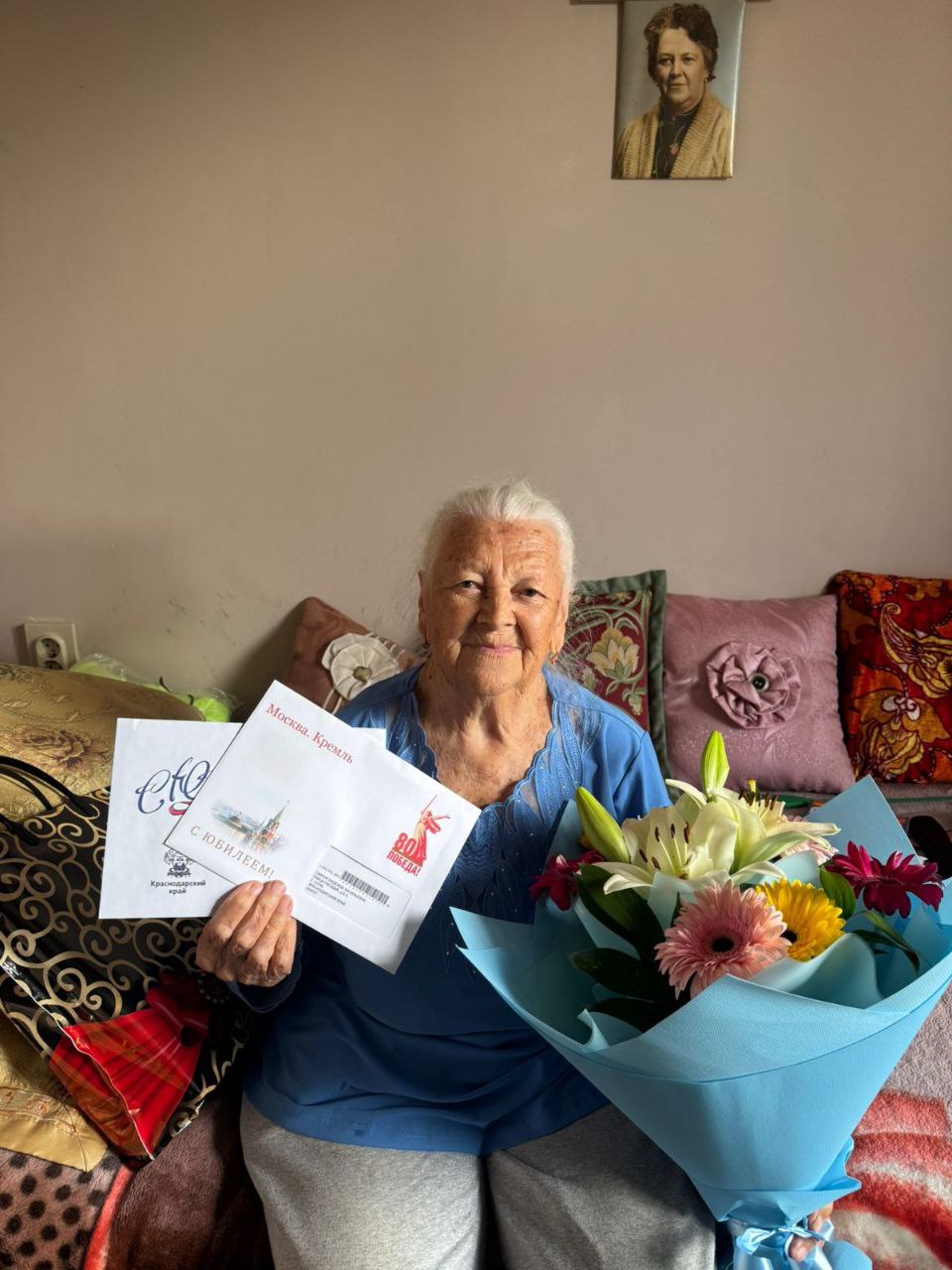95 летний юбилей отмечает сочинская труженица тыла Надежда Савчук Надежда Васильевна родилась в станице Челбасская Каневского района Во время войны работала в колхозе помогала косить траву веяла зерно После войны работала на консервном заводе имени Микояна Каневской В 1949 году переехала жить в Сочи работала в санатории Лазурный берег У Надежды Васильевны большая семья двое детей двое внуков и четверо правнуков Победа80 ГОД ЗАЩИТНИКА ОТЕЧЕСТВА 2025