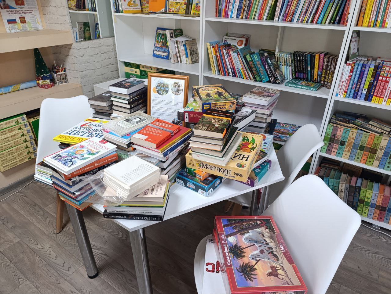 Беловодская центральная библиотека пополнила книжный фонд Сегодня в "Беловодская центральная библиотека" поступили новые книги от шефской Новосибирской области пополнив фонд учреждения. Помимо литературных новинок, библиотека получила развивающие настольные игры и библиотечную технику, что поможет расширить спектр предлагаемых услуг и привлечь читателей разных возрастных групп. В рамках партнерства и дальнейшей работы по развитию культуры и образования, библиотека продолжит радовать своих посетителей новыми поступлениями. Коллектив выражает искреннюю благодарность Новосибирской областной молодёжной библиотеке, жителям Колыванского района Новосибирской области, а также сотрудникам Муниципального бюджетного учреждения «Колыванская централизованная библиотечная система» при поддержке волонтеров культуры Добро Центр «Дорогой добра» при центральной библиотеке им. А. Н. Предтеченского за активную поддержку и сотрудничество.