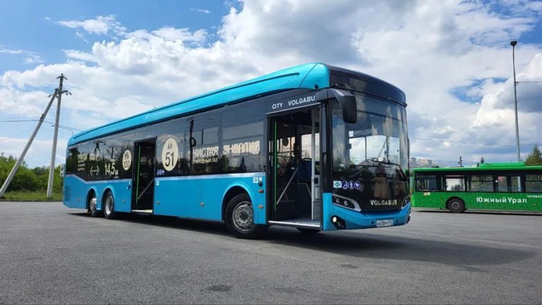 Новый 14 5 метровый автобус будет ездить по Челябинску Транспорт голубого цвета длиннее зеленых на три метра и вместительнее на 82 посадочных места Технику привезли для теста пока она будет ездить по маршруту Мамина Парк Гагарина Если за три недели зайдет местным то закупят еще но уже на другие направления Подписаться   Мы в MAX