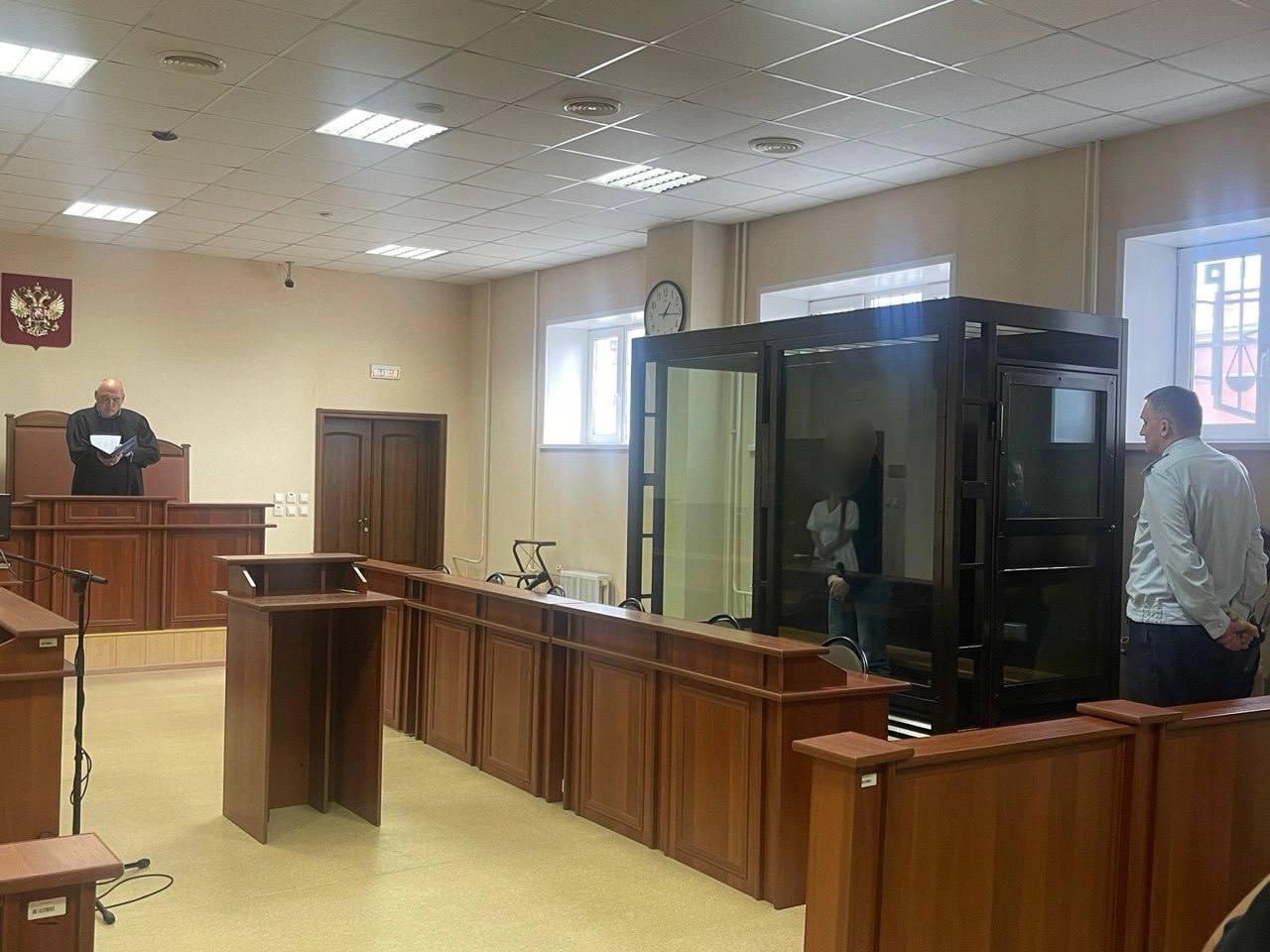 Житель Шадринска передал Украине данные о воинской части в регионе  В Курганской области суд вынес приговор жителю Шадринска, которого обвиняли в госизмене. Его задержали сотрудники регионального УФСБ в сентябре 2024 года.  Молодой человек установил контакт с Главным управлением разведки Министерства обороны Украины, когда ему еще не было 18 лет. Он передал в Telegram`е сведения о дислокации воинской части, находящейся в округе.  Суд приговорил обвиняемого к шести годам колонии общего режима. Приговор еще не вступил в законную силу.