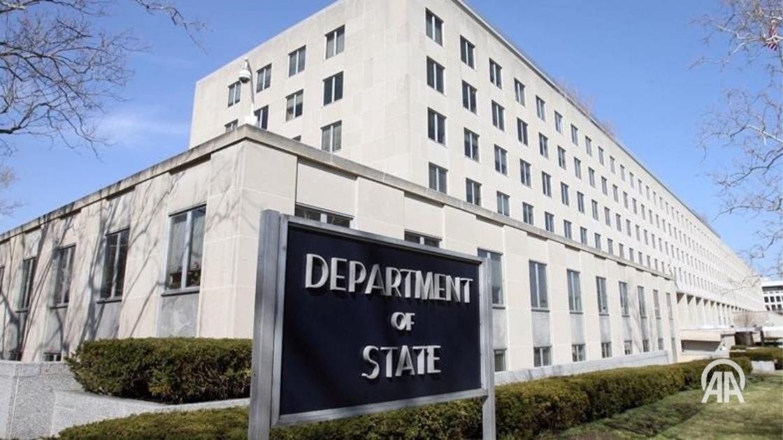 Госдеп США готовится к массовым увольнениям в рамах политика Трампа  Государственный департамент США в ближайшее время начнет массовые увольнения сотрудников в рамках политики президента Дональда Трампа по сокращению масштабов федерального правительства. Об этом сообщает The Washington Post со ссылкой на внутреннюю переписку ведомства.  Согласно документу, в течение ближайших дней сотрудникам начнут приходить уведомления об увольнении по электронной почте. Хотя точное количество затронутых работников не указано, подчеркивается, что будет предпринято «все возможное» для поддержки тех, кто покинет службу.  Официальный представитель Госдепартамента Тэмми Брюс накануне подтвердила, что план реструктуризации был одобрен нынешним главой ведомства Марко Рубио и уже близок к реализации.  ↘  Подробнее на нашем сайте: v.aa.com.tr/3627737    24/7 в сутки с Агентством «Анадолу»