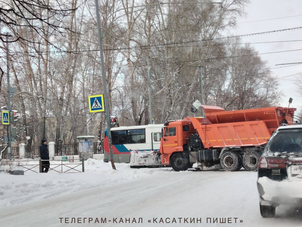 На Советская - Калинина столкнулись автобус и коммунальный КаМАЗ.