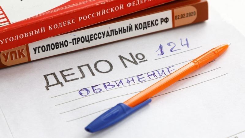 Экс-начальника угрозыска вместе с сообщниками обвиняют в кражах из домов ставропольцев на 15 млн рублей Банда действовала в 2020–2022 гг. на территории Предгорного округа — под руководством начальника отдела уголовного розыска районного ОМВД они похищали ювелирные изделия, деньги и другое имущество, сообщили в краевом Следкоме. В состав организованной группы входили ещё трое мужчин, один из которых был в близких дружеских отношениях с лидером. Полицейский якобы координировал деятельность других членов банды, находил потенциальные объекты для совершения краж и сообщал подельникам об об отсутствии жильцов дома. Роли распределялись заранее, отмечает источник, а подготовка проходила основательно и поэтапно: сим-карты для связи они офррмляли на третьих лиц, автомобили выбирали без регистрационных знаков, а для сокрытия отпечатков использовали перчатки и подручные орудия взлома. Ущерб составил более 15 млн рублей. Участников банды обвиняют по статье УК РФ — всех заключили под стражу, на их имущество и счета наложили арест. Дело уже направили в суд на рассмотрение.