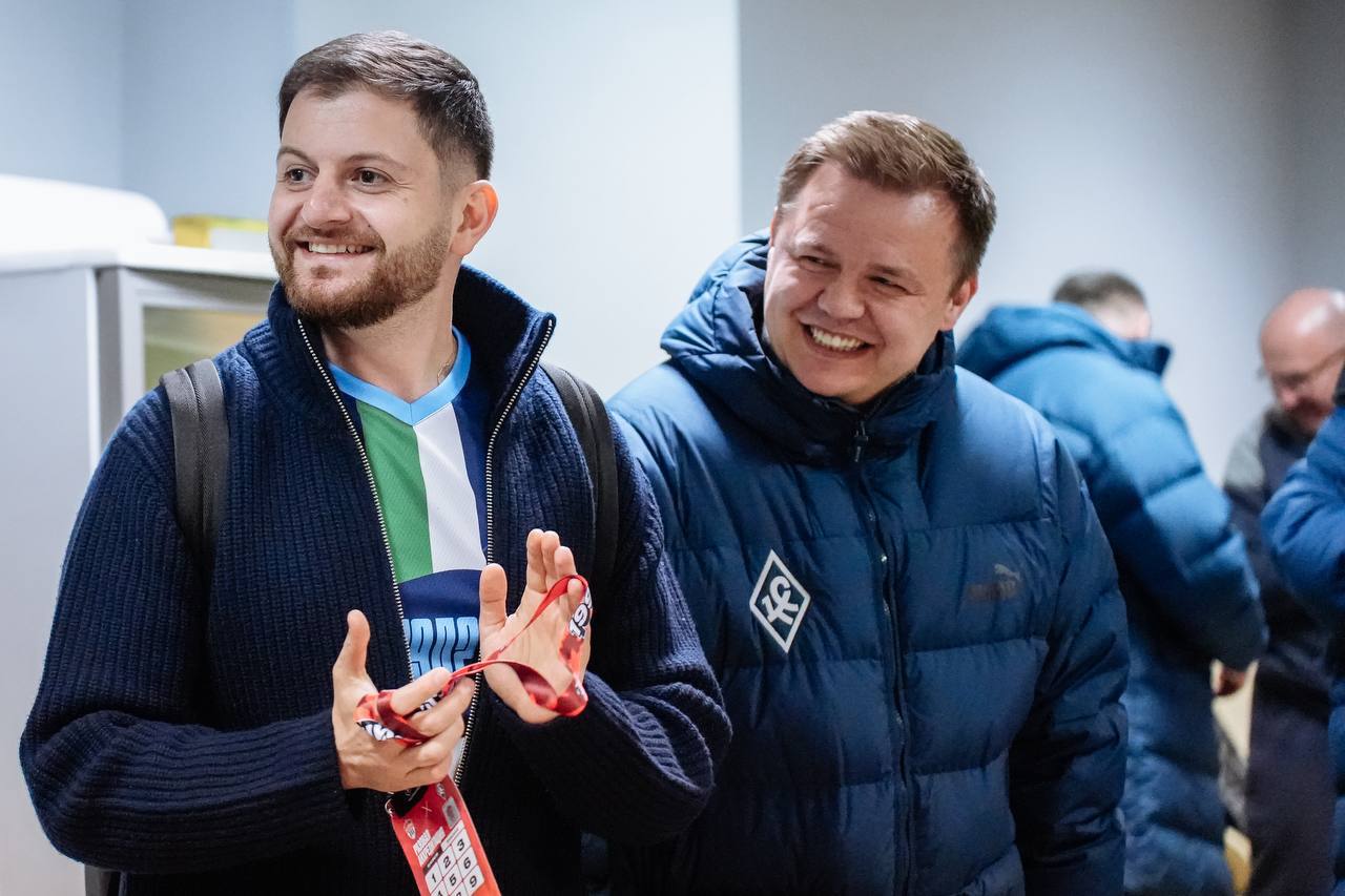 Роберт Тер-Абрамян и Руслан Пименов покидают «Крыльев Советов». Они уже написали заявления об увольнении. Причиной их ухода стало разное видение ситуации в самарском клубе со своим руководством. К сожалению, наши взгляды с Руководством Клуба разошлись, но важно в этом вовремя признаться и дать возможность реализовывать идеи Совета директоров и Председателя правления - сообщил Тер-Абрамян.