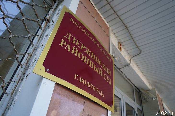 В Волгограде на 90 суток закрыли ритуальное кафе из-за санитарных нарушений  Дзержинский районный суд Волгограда вынес решение о приостановке работы заведения общепита, специализирующегося на организации поминальных обедов. Как сообщили V102.RU в районном суде, нарушения санитарных норм у индивидуального предпринимателя Самирава В. были выявлены сотрудниками территориального управления Роспотребнадзора еще в апреле текущего года.  Установлено, что предприниматель занимается организацией поминальных обедов в пункте питания, расположенном на шоссе Авиаторов, 15. В частности, проверяющие указали на неправильное хранение продуктов, недостаток моечных устройств, отсутствие должной гигиены сотрудников, несоблюдение ремонта и уборки помещений, а также контроля температуры холодильного оборудования.