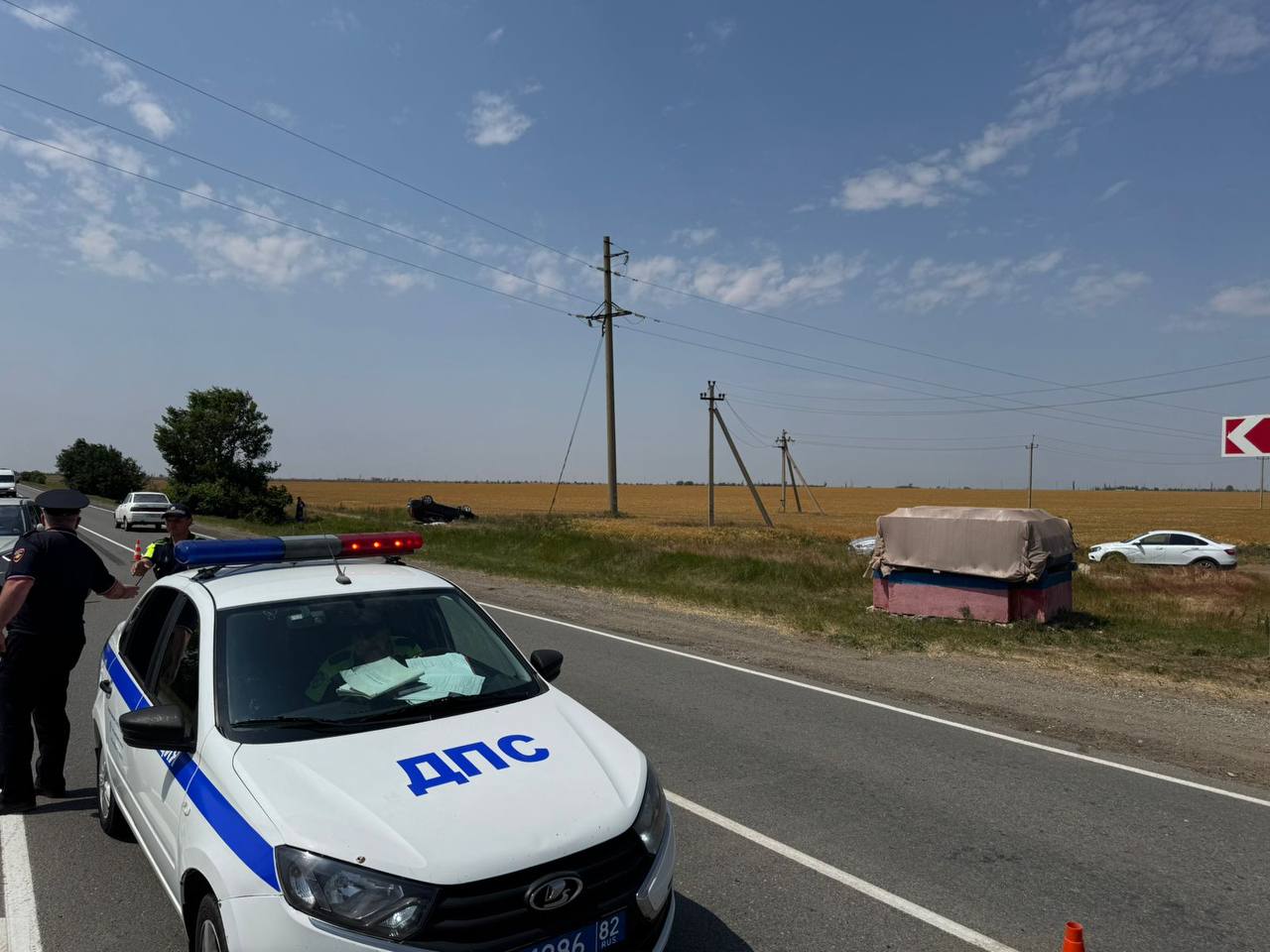 Женщина с ребенком погибли в ДТП в Сакском районе. Инцидент случился сегодня возле села Витино. "Ниссан" столкнулся с "Газелью", из-за чего иномарка перевернулась, сообщили в прокуратуре Крыма. "Женщина и ребенок 2016 года рождения, двигавшиеся в автомобиле "Ниссан", от полученных телесных повреждений погибли, водитель автомобиля и еще двое детей 2010 и 2023 годов рождения с травмами доставлены в учреждение здравоохранения", — говорится в сообщении. Проверка по факту аварии на контроле у правоохранителей.