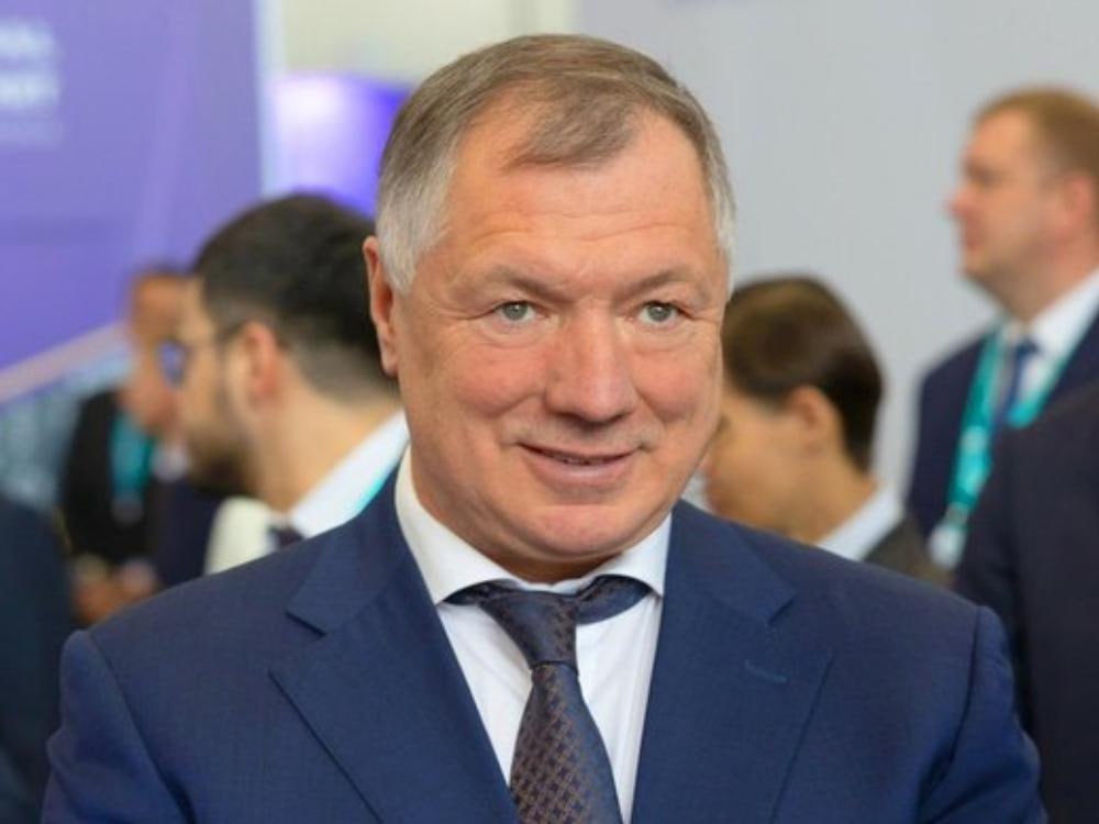 Молния! В Архангельск прибыл с визитом вице-премьер правительства России Марат Хуснуллин Заместитель председателя правительства России сегодня в Архангельске проведёт ряд встреч с руководством и посетит несколько объектов строительства. Хуснуллин прибыл в столицу Поморья менее часа назад. Марат Хуснуллин занимает должность вице-премьера с января 2020 года. Как зампред председателя правительства РФ, Хуснуллин курирует вопросы строительства и регионального развития. Напомним, что 11 мая Хуснуллин в Москве встречался с архангельским губернатором Александром Цыбульским. Они обсудили использование в регионе механизма комплексного развития территорий КРТ . Кроме того, на встрече затронули вопрос ремонта дорог, в том числе маршрута Архангельск — Онега протяженностью 140 км, который входит в опорную транспортную сеть. В настоящее время приведено в нормативное состояние 60 км. Работа проводится по указанию президента. Фото с сайта правительства РФ