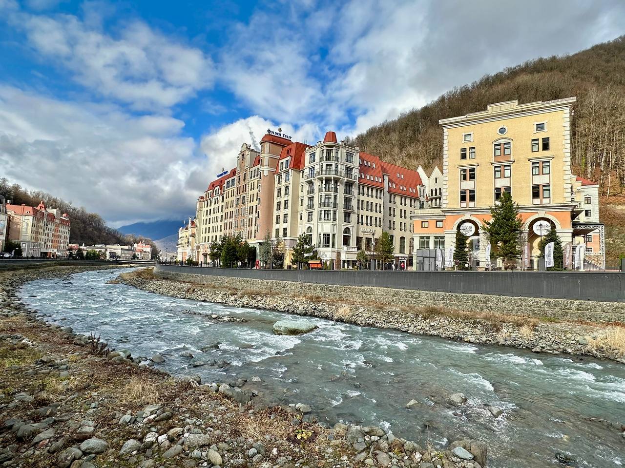 Сочи стал самым популярным направлением для россиян на новогодние каникулы согласно АТОР Также востребованы Москва Санкт Петербург Казань Минеральные Воды и Подмосковье Внутренний турпоток вырастет на 3 4 до 10 миллионов человек Из них 700 800 тысяч выберут горнолыжные курорты Кубанские Новости   Мы в MAX