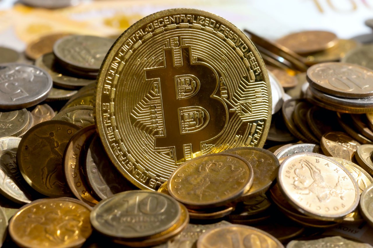 Челябинцы не готовы получать зарплату в цифровых рублях Эксперимент по проведению расчётов в цифровой валюте завершился успешно и с 1 сентября 2026 года в России стартует массовое внедрение цифрового рубля Соответствующий закон был принят Госдумой и определяет поэтапный график перехода Первыми уже с сентября 2026 года возможность открывать счета и проводить операции в цифровой валюте должны будут предоставить крупнейшие банки Также обязаны будут принимать такие платежи торговые компании клиенты этих банков с годовой выручкой свыше 120 млн рублей Остальные кредитные организации и бизнес подключатся поэтапно до сентября 2028 года Однако опрос проведённый порталом по поиску работы среди экономически активных жителей Челябинска показал осторожное отношение к новинке Только 12 респондентов готовы полностью перевести свою зарплату в цифровой формат ещё 6 согласны на частичный переход Большинство же а именно 65 пока выступает против такой инициативы Мужчины несколько более лояльны к цифровому рублю как форме оплаты труда а наиболее открыта к инновациям оказалась молодёжь до 35 лет Дополним все операции с цифровой валютой для граждан будут бесплатными а выбор пользоваться ей или нет останется за человеком eugenejut