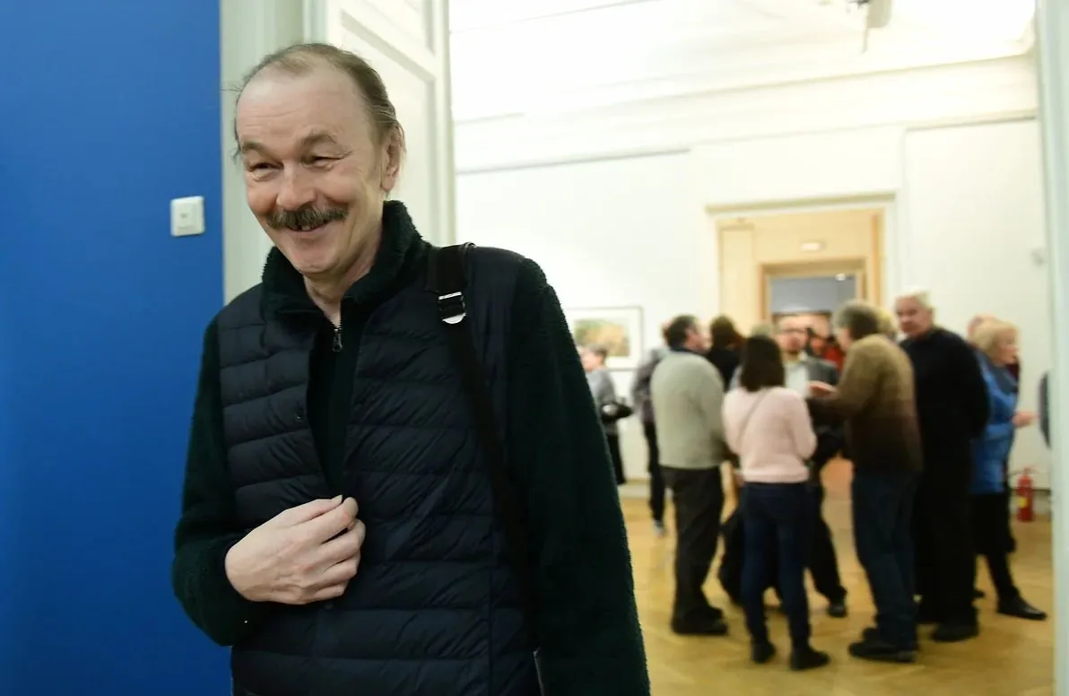 В Петербурге 19 апреля на 73 м году жизни умер художник и писатель Владимир Шинкарев один из основателей группы Митьки Среди ее создателей были также Дмитрий Шагин или например Александр Флоренский но ведущая роль принадлежала все же Шинкареву Именно он придумал броское название и написал своеобразный манифест книгу Митьки А главное не побоялся с болью в сердце оторвать от себя свое детище когда карнавальная феерия утратила игровой смысл и превратилась по его мнению лишь в способ монетизации Сам Шинкарев двигался в совершенно ином направлении неожиданно для многих он оказался серьезным художником автором пустынных меланхоличных пейзажей где за чуть размытыми петербургскими зданиями проступали его размышления о константах жизни и живописи Вспоминает Ксения Воротынцева Александр Коряков Коммерсантъ Подписывайтесь на Ъ в Telegram в MAX Оставляйте бусты