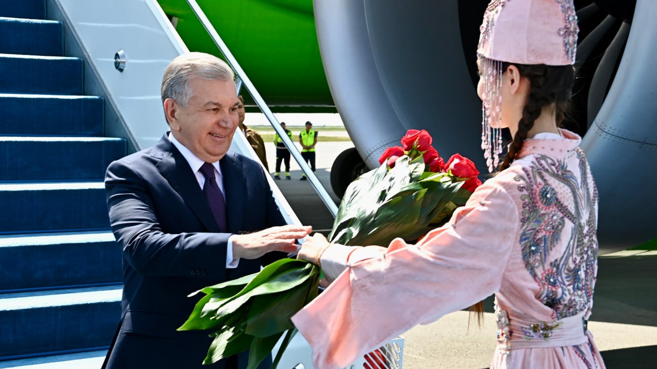 Президент Узбекистана Шавкат Мирзиёев прилетел в Казахстан Все лидеры стран Центральной Азии теперь в Астане, где пройдет саммит с Китаем. Каждого президента в аэропорту встречал премьер Казахстана Олжас Бектенов. #ad