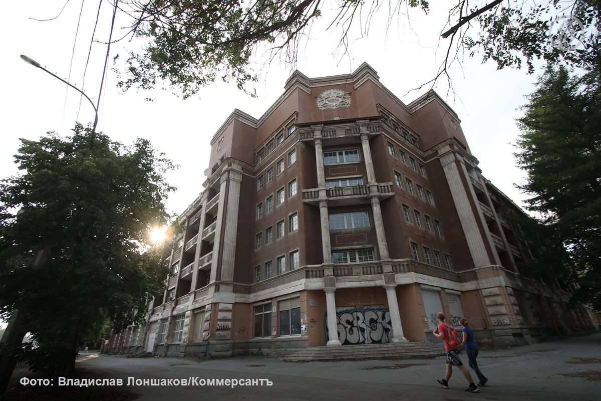 Агентство по управлению и использованию памятников истории и культуры АУИПИК в Екатеринбурге планирует 1 декабря расторгнуть контракт с компанией Гранд Мадрид которая на условиях аренды здания гостиницы Мадрид за рубль в год на Уралмаше должна была ее отремонтировать но так и не приступила к работам Соглашение было заключено в 2023 году по договору арендатор должен был подготовить и согласовать проектную документацию по сохранению ОКН в течение двух лет после подписания договора а завершить работы обязался до октября 2030 года К ноябрю этого года информация о договорах на проведение работ не была предоставлена Подписывайтесь на Ъ Урал