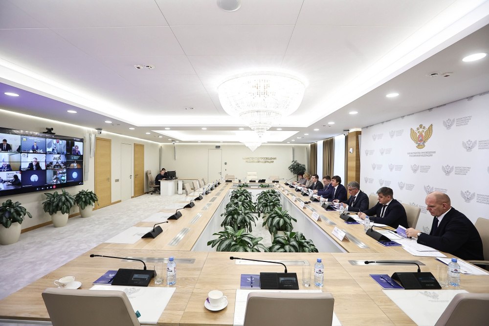 Первый Всероссийский съезд учителей физической культуры состоится в Тульской области с 18 по 22 мая Министр просвещения РФ Сергей Кравцов Министр спорта РФ Михаил Дегтярев и губернатор Тульской области председатель комиссии Госсовета РФ по направлению Физическая культура и спорт Дмитрий Миляев 24 февраля в Москве провели заседание организационного комитета Всероссийского съезда учителей физкультуры