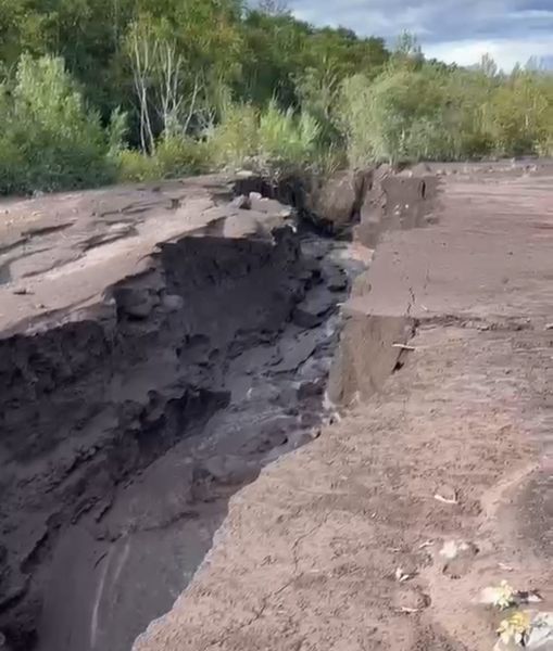 Дожди размыли дорогу по Сухой речке к Авачинскому вулкану Дождями размыло дорогу по Сухой речке единственному пути к Авачинскому перевалу передает агентство КАМЧАТКА ИНФОРМ В Предложку РАИ КАМЧАТКА ИНФОРМ пишут что с непреодолимым препятствием сегодня с утра столкнулись несколько тургрупп Авачинский перевал находится примерно в 25 км от Петропавловска Камчатского между действующими вулканами Авачинский и Корякский Оттуда проводятся восхождения на экструзию Верблюд вулканы наблюдения за берингийскими сусликами евражками и черношапочными сурками а также начинается маршрут в парк Налычевский Авачинский перевал туристы посещают круглогодично Фото читателя РАИ КАМЧАТКА ИНФОРМ КАМЧАТКА ИНФОРМ новости Камчатки в Telegram Фоторепортажи и эксклюзивные материалы на kamchatinfo com НАПИСАТЬ НАМ