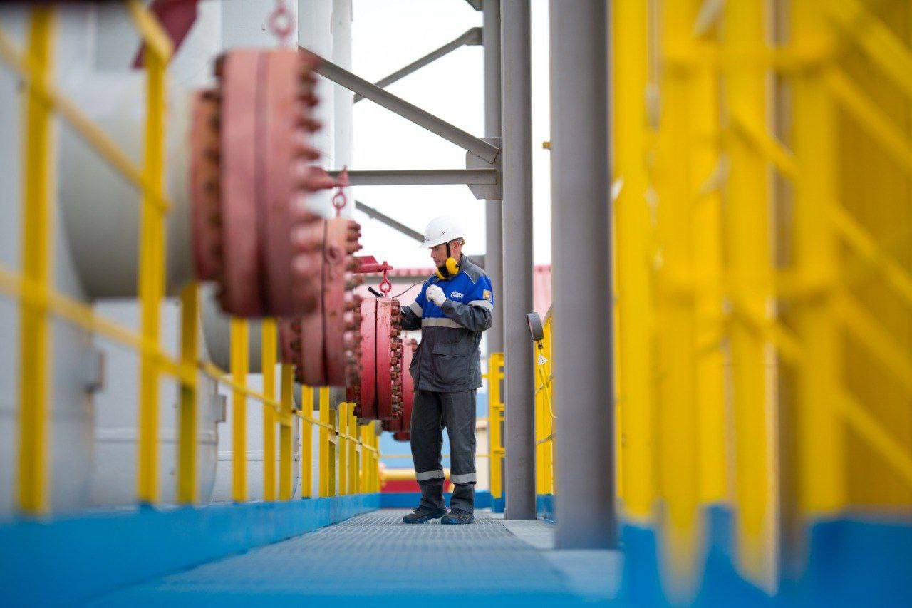 Сегодня отмечается день работников нефтяной газовой и топливной промышленности День нефтяников в России стали отмечать ровно 60 лет назад В год возрождения Сургута в статусе города Профессиональный праздник нефтяников и газовиков для сургутян один из главных в календаре Успешная работа нефтегазового кластера основа экономики и социального благополучия Сургута Югры и всей России В сердце этого успеха высокий профессионализм и упорный труд работников ТЭК Желаю вам и вашим близким крепкого здоровья сплочённой работы и новых свершений благополучия мира и добра С праздником поздравил с профессиональным праздником глава Сургута Максим Слепов прислать новость surgut megapolis