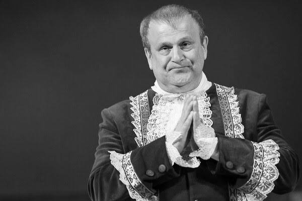 ТОЛК новости Барнаула Алтайского края и Республики Алтай Лучший Дед Мороз страны ушёл из жизни На 55 м году умер актёр и режиссёр Александр Скавыш Его знали как мастера перевоплощения и создателя новогоднего волшебства В 2015 году он впервые одержал победу на Всероссийском съезде Дедов Морозов Скавыш также был актёром Свободного театра выходя на сцену в спектаклях Жизнь прекрасна Алые паруса и других постановках Фото Свободный театр Урай во ВКонтакте ТОЛК ТОЛК в Мах