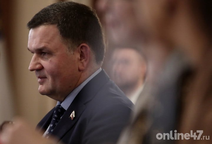 Сергей Перминов о восстановлении крепости Корела: Исторические объекты на территории Ленобласти имеют общегосударственное значение В Приозерске начинается большая реставрация допетровской крепости Корела. Об этом стало известно во время недавней рабочей поездки губернатора Ленинградской области Александра Дрозденко. Восстановление будет проходить в два этапа. Примечательно, что для жителей и гостей города не будут ограничивать доступ к музейному комплексу: любой желающий сможет увидеть как саму достопримечательность, так и наблюдать за ходом работ по ее восстановлению. Реставрацию будут проводить в период с 2025 по 2029 годы. На это выделено 700 млн рублей. Крепость Корела является объектом культурного наследия федерального значения. «Исторические объекты, которые расположены на территории Ленинградской области, имеют общегосударственное значение. Они — живые свидетели тех событий, которые имели судьбоносное значение как для нашего региона, так и страны в целом. Памятники в Старой Ладоге, Копорье, Ивангороде, Гатчине и многих других местах напоминают нам о том, кто мы», – считает сенатор РФ от Ленобласти Сергей Перминов. Крепость Корела по его словам — один из главных символов 47-го региона. Еще в начале XIV века ее построили новгородцы. Долгое время она играла роль ключевого форпоста Новгорода на севере, став свидетельницей и Смутного времени. «Ее посещали знаковые фигуры нашей истории, в том числе императоры Петр I и Александр I. Поэтому реставрация объекта — значимый проект», – подчеркнул сенатор в беседе с «Общей газетой Ленинградской области». Сергей Перминов уточнил, что крепость – не только туристическая достопримечательность, но и важная фестивальная площадка. «В ходе реставрации крепость продолжит принимать посетителей, что позволит ознакомить их, в том числе, и с ее ходом. Уверен, что после завершения всех работ интерес к ней еще больше увеличится», – резюмировал сенатор. Online47 — Всё о Ленобласти и не только