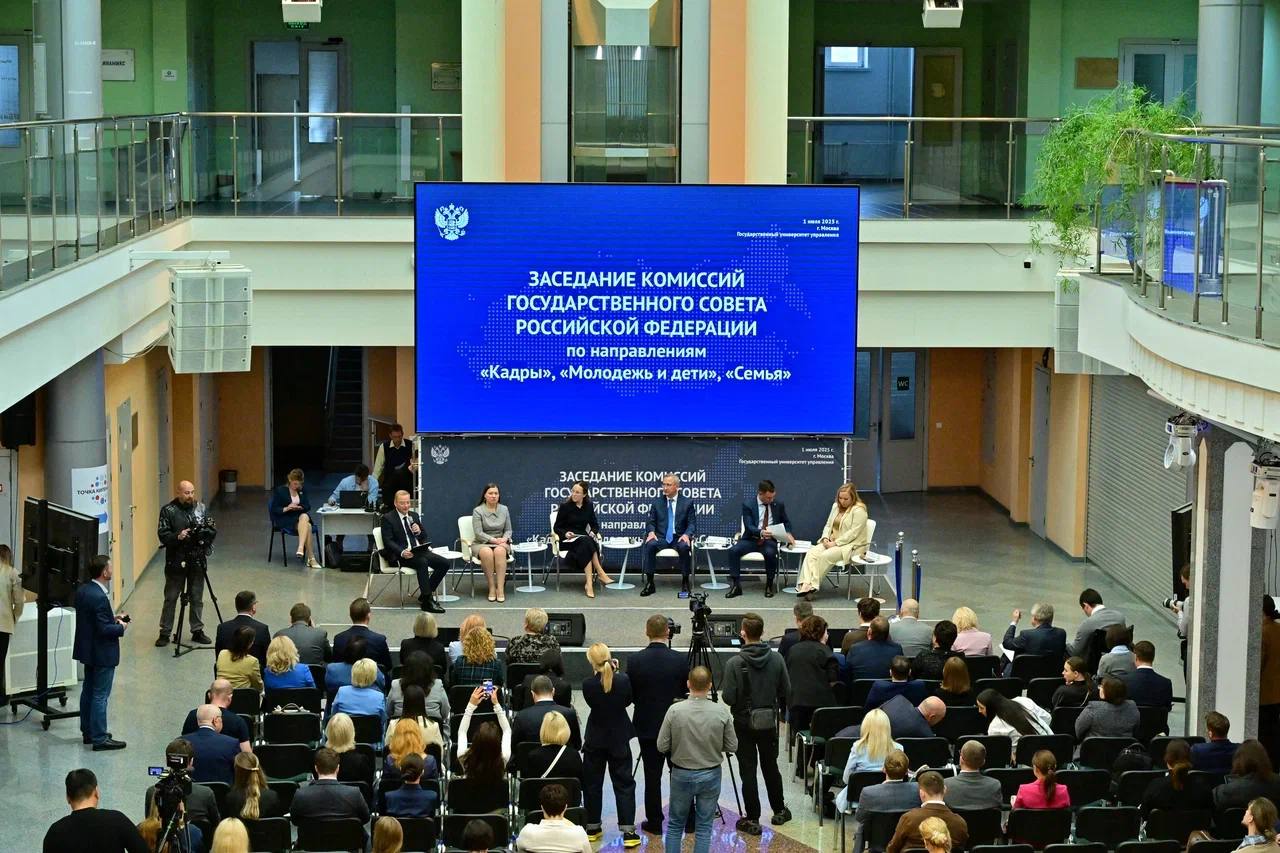 На заседании комиссий Госсовета по направлениям «Кадры», «Молодежь и дети», «Семья» каждый из представителей профильных министерств раскрывали разделы стратегии образования на площадке гостеприимного Государственного Университета Управления. На мой взгляд, в системе образования Наукоградов необходимо учесть каждый из разделов стратегии с одной стороны, с другой, сформулировать те аспекты, которые можно и нужно усилить совместно с научными институтами городов. Встречаясь с представителями НИИ Серпухова и Пущино Наукограда «Большой Серпухов» мы договорились о систематизации работы в этом направлении, учитывая, что такая работа уже ведется научными организациями в формате кружков и летних лагерей. Образование в Наукоградах должно стать кузницей научных кадров в стране.