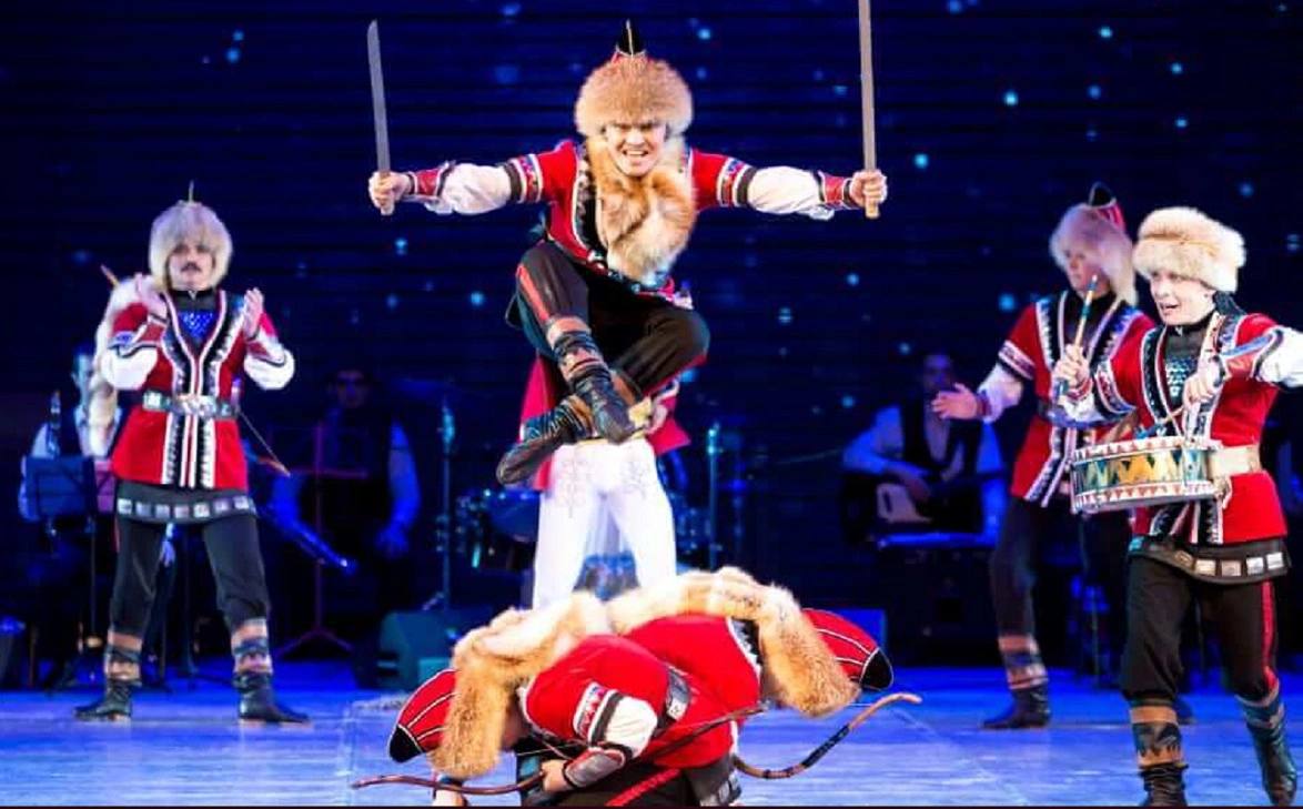 С ансамбля Файзи Гаскарова взыскали 480 тыс за нарушение авторских прав Кировский райсуд Уфы частично удовлетворил иск сына заслуженного артиста России композитора Рифа Муратшина Артура к Государственному академическому ансамблю имени Файзи Гаскарова о защите исключительных авторских прав С ансамбля взыскали 480 тыс руб компенсации в пользу истца Муратшин требовал с ансамбля 20 млн руб Суд снизил размер компенсации почти в 42 раза С ансамбля взыскали 300 тыс руб за публичное исполнение музыкальных произведений без разрешения правообладателя и 180 тыс руб за размещение произведений в сети без указания авторства Ансамбль также должен возместить расходы по уплате госпошлины в размере 6 тыс руб Кроме того ответчика обязали прекратить любое использование спорных композиций и их фонограмм без разрешения правообладателя Стороны могут обжаловать решение суда РБК Уфа в Telegram РБК Уфа в MAX