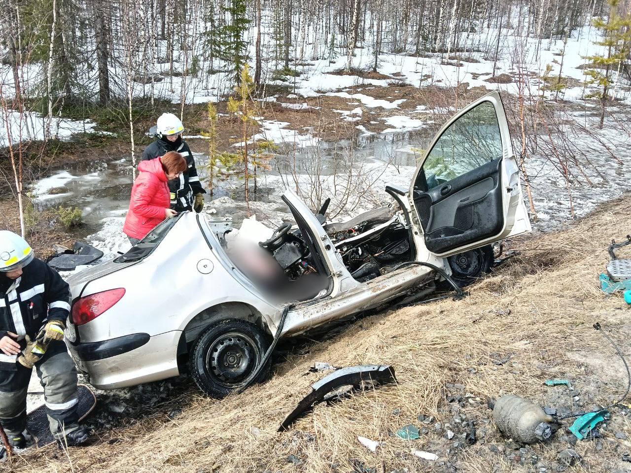 На автодороге «Сургут — Салехард» произошло смертельное ДТП. По предварительным данным, 31 мая около 12:00 на 929-м километре автодороги «Сургут — Салехард» произошло столкновение легкового автомобиля «Peugeot» и грузовика «MAN». В результате ДТП водитель «Peugeot»скончался на месте до прибытия бригады скорой медицинской помощи. ‼ В настоящее время на месте происшествия работает следственно-оперативная группа. Обстоятельства аварии устанавливаются. #мвдроссии #полиция #гибддянао #гибдд #янао #надымскийрайон