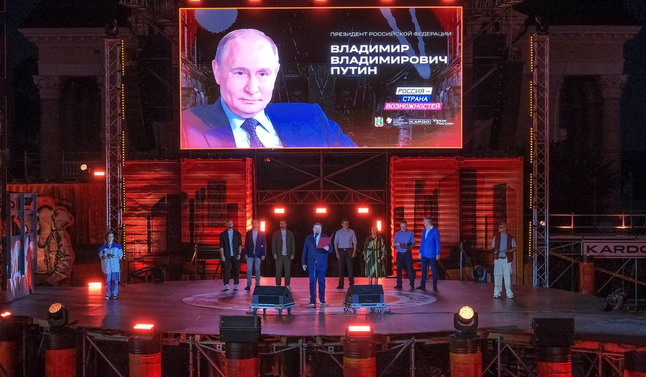 Президент России направил приветствие участникам КАРДО на Ставрополье На церемонии открытия гранд финала конкурса премии уличной культуры и спорта КАРДО был зачитан текст приветствия что президент России Владимир Путин направил участникам мероприятия Проект отличается насыщенной повесткой смелыми организационными решениями и неизменно вызывает интерес большого числа участников из России и многих зарубежных государств тех кто хранит твердую приверженность здоровому образу жизни и активному досугу кто готов делиться своими знаниями и умениями с товарищами и единомышленниками подчеркнул Владимир Путин