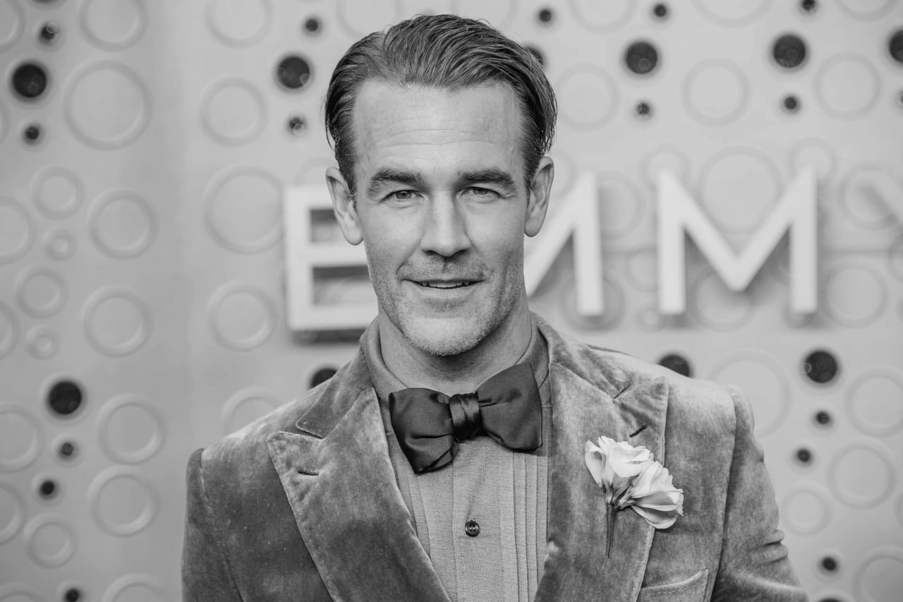 Умер Джеймс Ван Дер Бик Актёр скончался в среду после борьбы с раком кишечника который диагностировали ему в 2023 году Джеймсу известному по роли Доусона Лири в культовом подростковом сериале Бухта Доусона было 48 лет Семья актёра сообщила что он ушёл мирно проявив мужество и веру Getty Images   Следуй за КИНОТВ